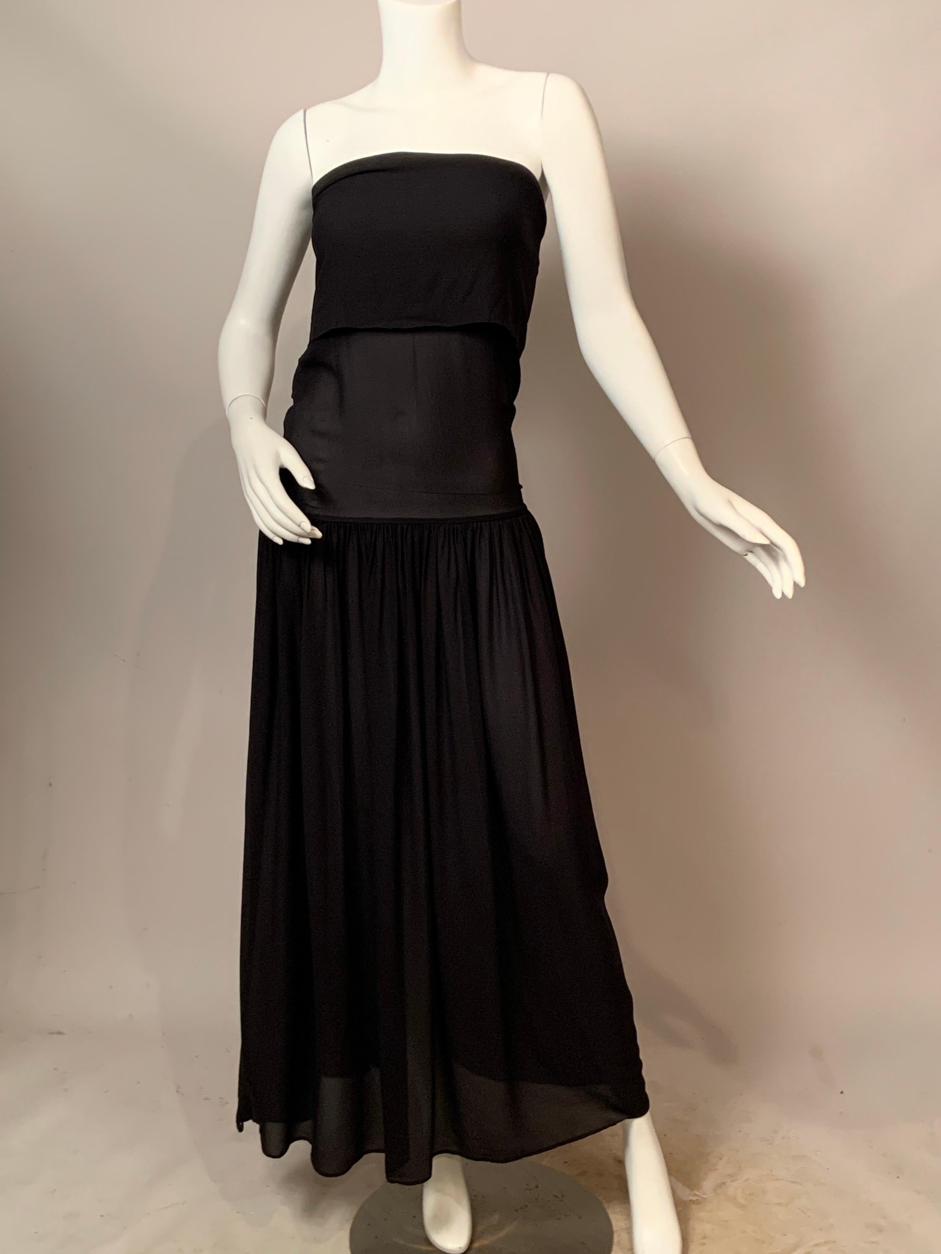 Romeo Gigli hat ein sehr raffiniertes trägerloses Kleid aus Seidengemisch entworfen, das auf so viele verschiedene Arten getragen werden kann. Es kann als trägerloses Abendkleid mit einem gefalteten Einsatz über der Büste und einem durchsichtigen