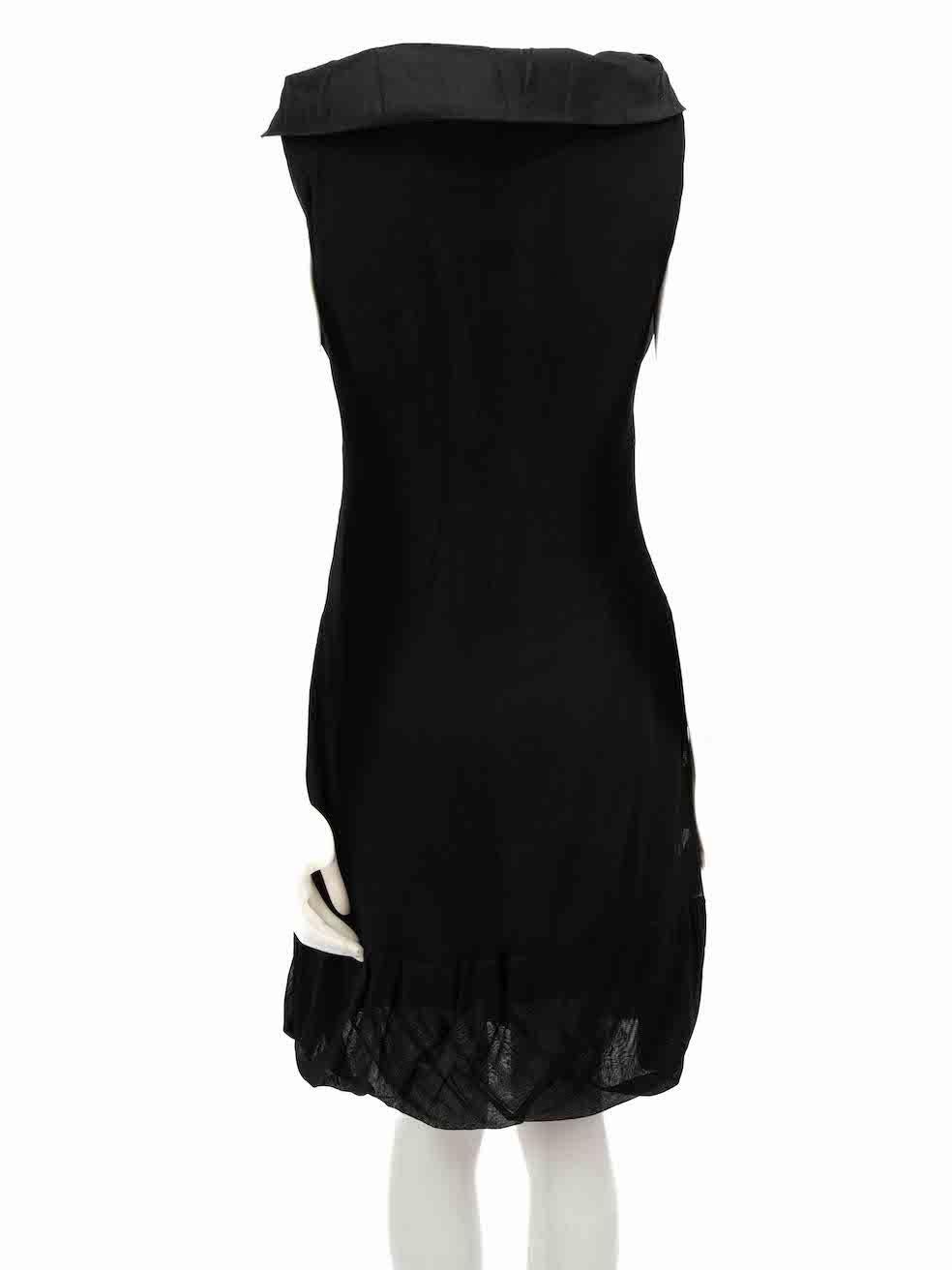 Romeo Gigli Schwarzes Kleid mit V-Ausschnitt und Rosen-Akzent Größe L im Zustand „Gut“ im Angebot in London, GB
