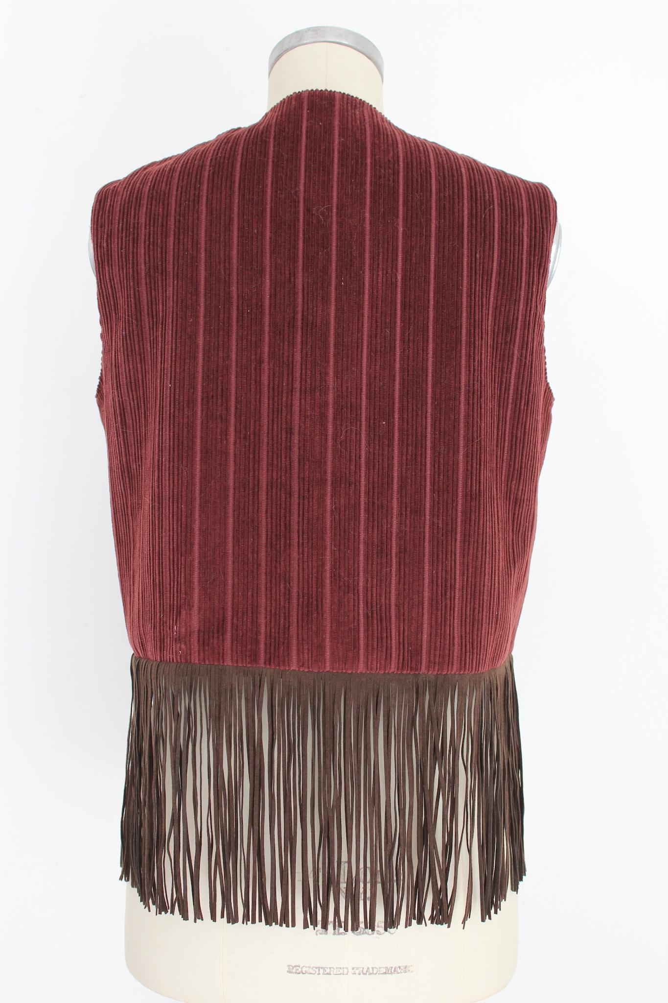 Romeo Gigli vintage 2000s velvet and fringed waistcoat. Corduroy burgundy color, brown fringes. 100% cotton fabric, internally lined. Made in Italy.

Size: S

Shoulder: 38 cm
Bust / Chest: 50 cm
Length: 67 cm
