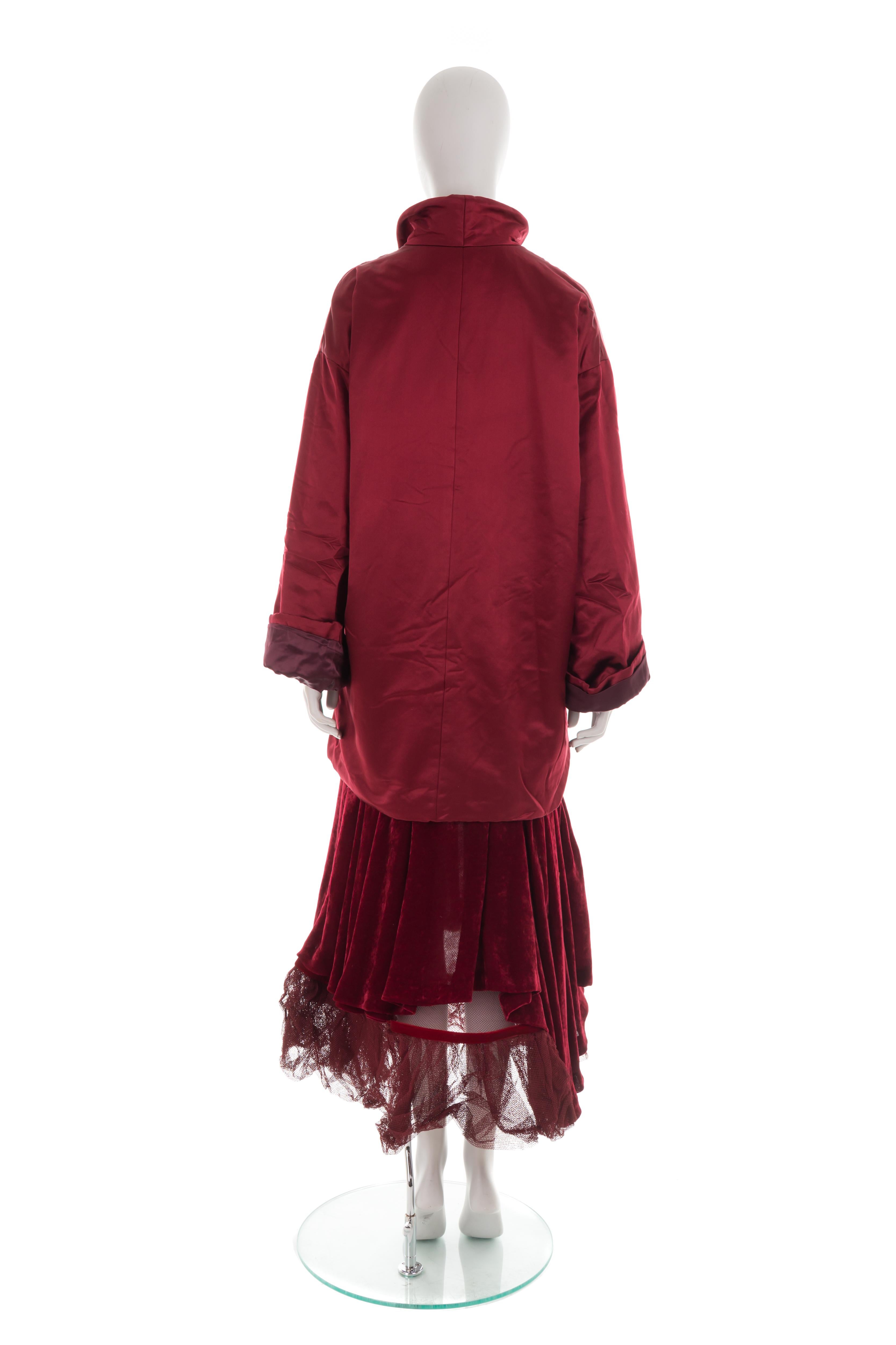 Rouge Romeo Gigli F/H 2000 manteau en soie avec jupe en résille et velours multicouches en vente