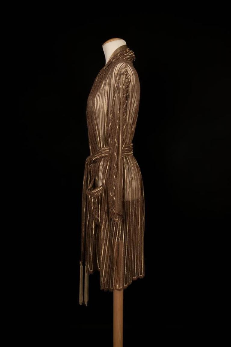 Romeo Gigli - (Made in Italy) Cappotto con apertura frontale realizzato in pizzo a trama aperta con fili metallici marroni e dorati. Viene fornito con una confezione coordinata  sciarpa con frange. Taglia 40FR indicata. 1990 circa