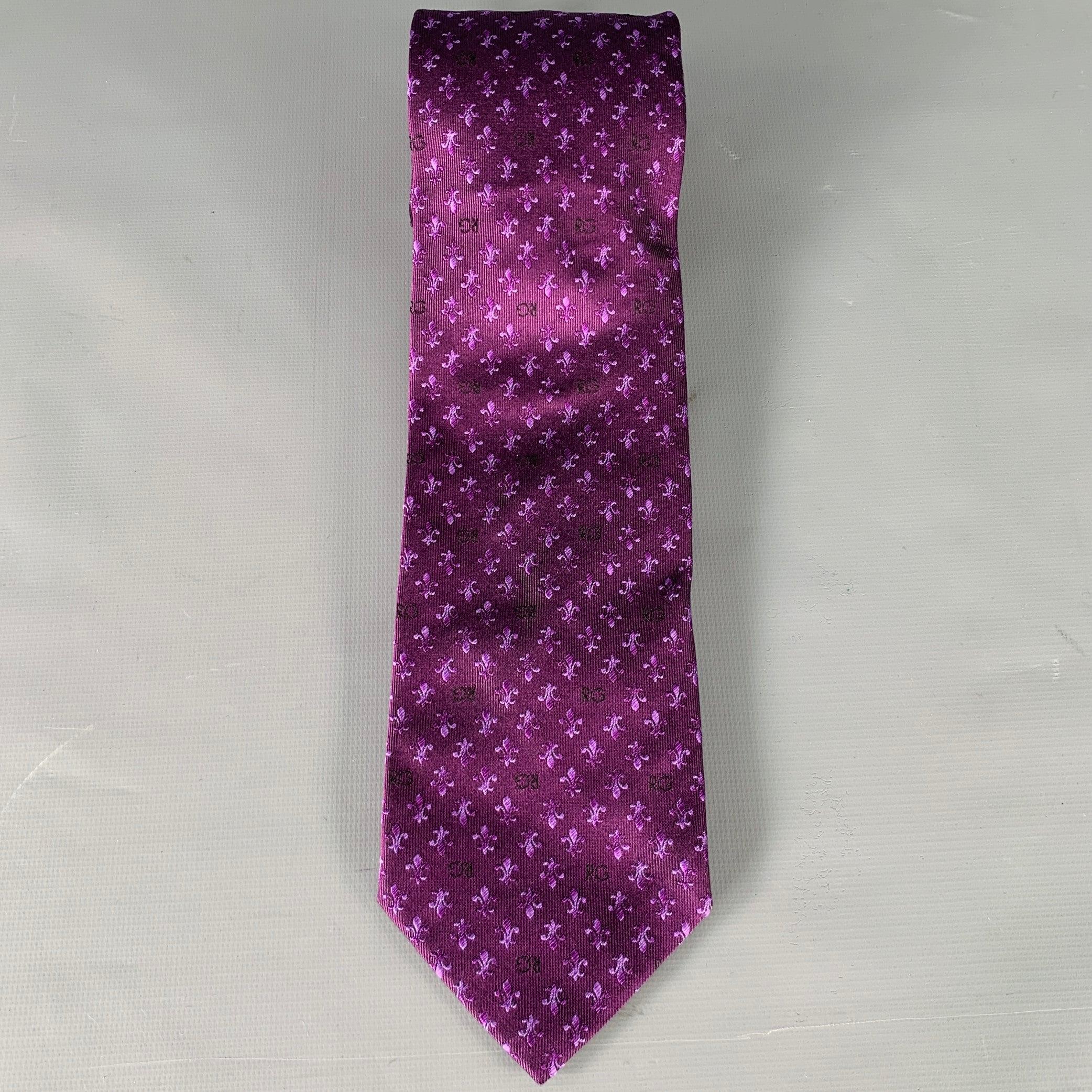 ROMEO GIGLI
necktie in a purple silk jacquard featuring a fleur de lis pattern with monogram details. Made in Italy.Very Good Pre-Owned Condition. 

Measurements: 
  Width: 3.5 inches Length: 56 inches 
  
  
 
Sui Generis Reference: