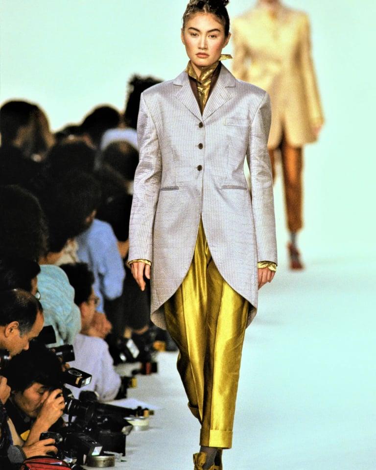 Romeo Gigli S/S 1990 Blazer
Metallische Baumwolle in Bronze
Gepolsterte Schultern

Markierte Größe 44 IT

Abmessungen:
Schultern 44 cm - 17.5 in
Büste 90 cm - 35.5 in
Taille 82 cm - 32 in
Hüften 96 cm - 38 in
Länge 75 cm - 29.5 in

Toller