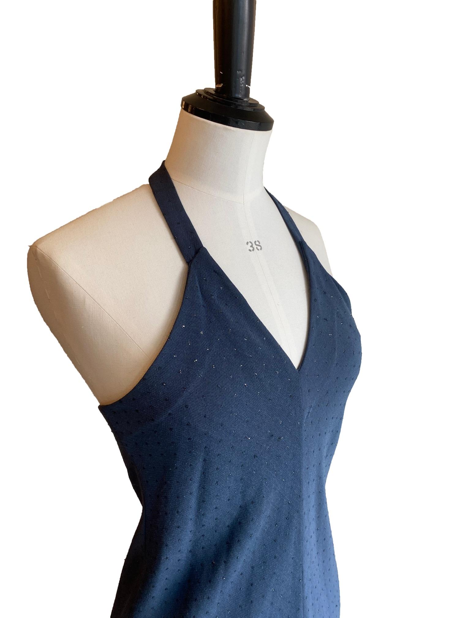 Maxivestido brillante y bolero de Romeo Gigli. Maxivestido azul oscuro adornado con puntadas de hilo de purpurina que crean un efecto de puntos brillantes. Con cuello halter y bolero a juego. Fabricado en Japón. No hay etiqueta de talla, pero se