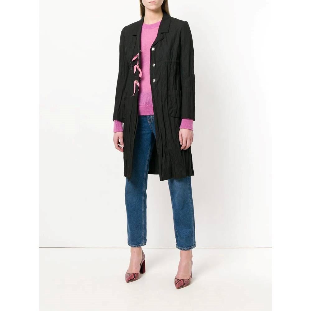Romeo Gigli black gathered cotton midi 2000s jacket with lapel collar. Frontal patch pockets and frontal beige press studs fastening embellished with pink ribbon.

Size: 40 IT

Flat measurements
Height: 102 cm
Bust: 42 cm
Sleeves: 60 cm
Shoulders: