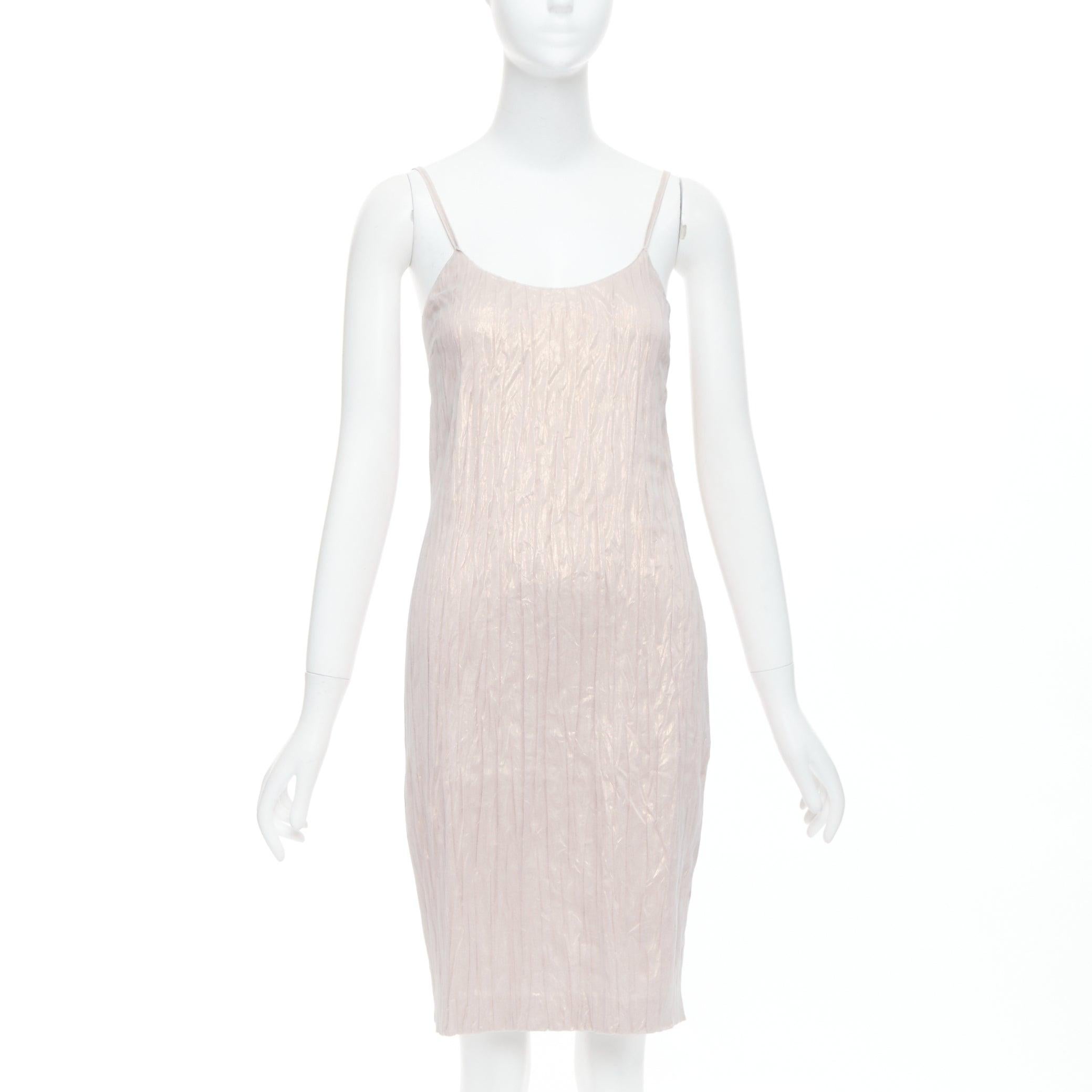 Romeo Gigli Abito vintage rosa champagne stropicciato con scialle IT42 M.
Riferimento: TGAS/E00345
Marchio: Romeo Gigli
Materiale: Viscosa, misto
Colore: rosa
Modello: Tinta unita
Chiusura: zip
Dettagli extra: Chiusura con zip sul retro dell'abito.