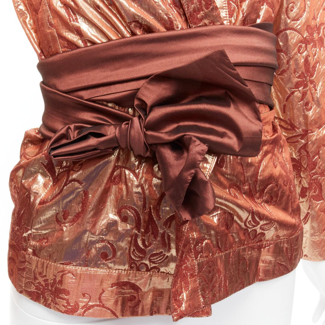 ROMEO GIGLI Vintage metallic rose gold silk wool baroque jacquard wrap belted shirt IT44 L
Reference: TGAS/D00724
Brand: Romeo Gigli
Material: Silk, Wool, Blend
Color: Rose Gold, Brown
Pattern: Barocco
Closure: Wrap Tie
Extra Details: Attached brown