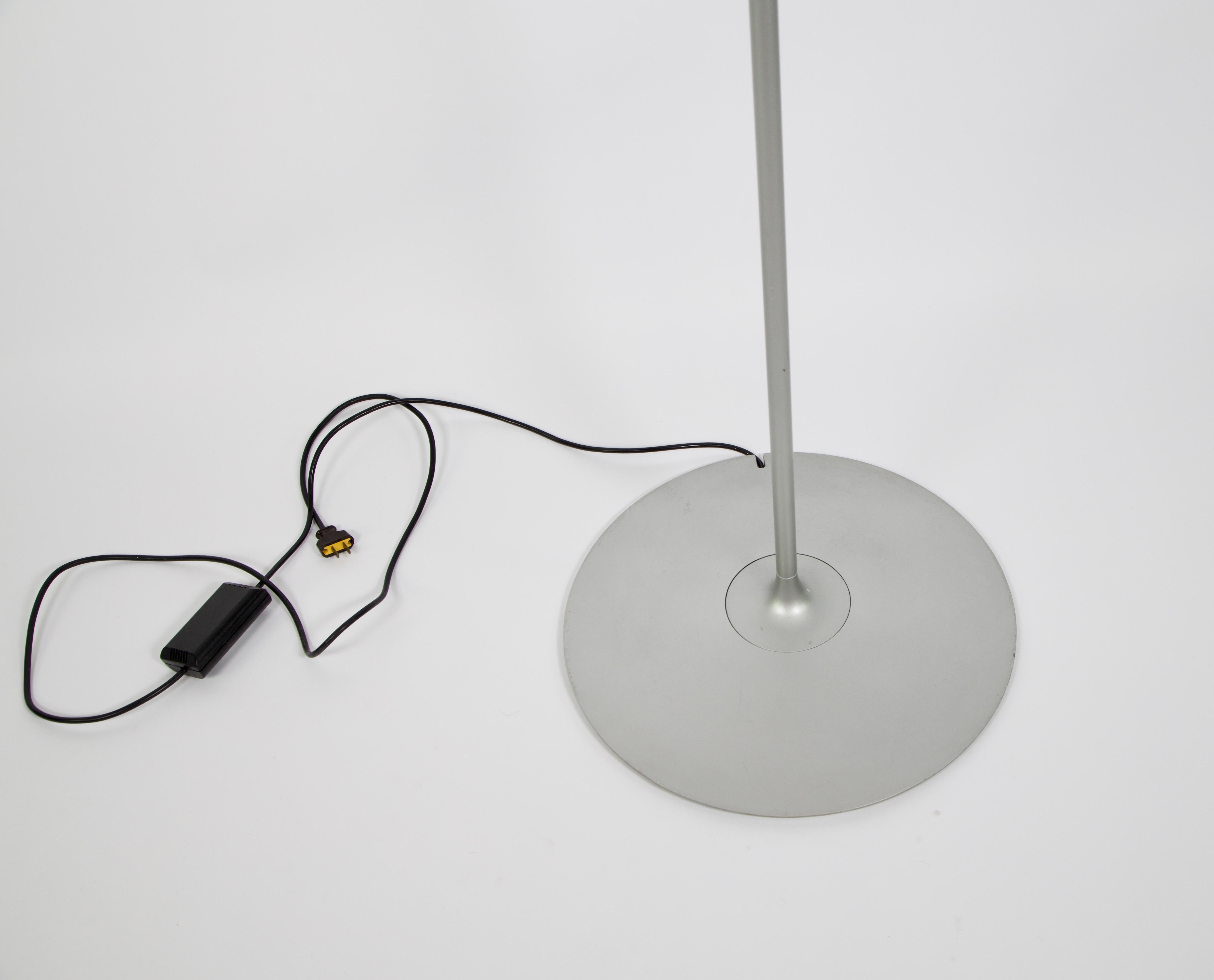 Acampanada, acanalada y fabulosa. La lámpara Romeo Moon-F de Flos tiene una pantalla de cristal transparente estriado, que brilla con la luz difundida por el difusor interno de cristal de borosilicato grabado al ácido. Esta pantalla luminosa