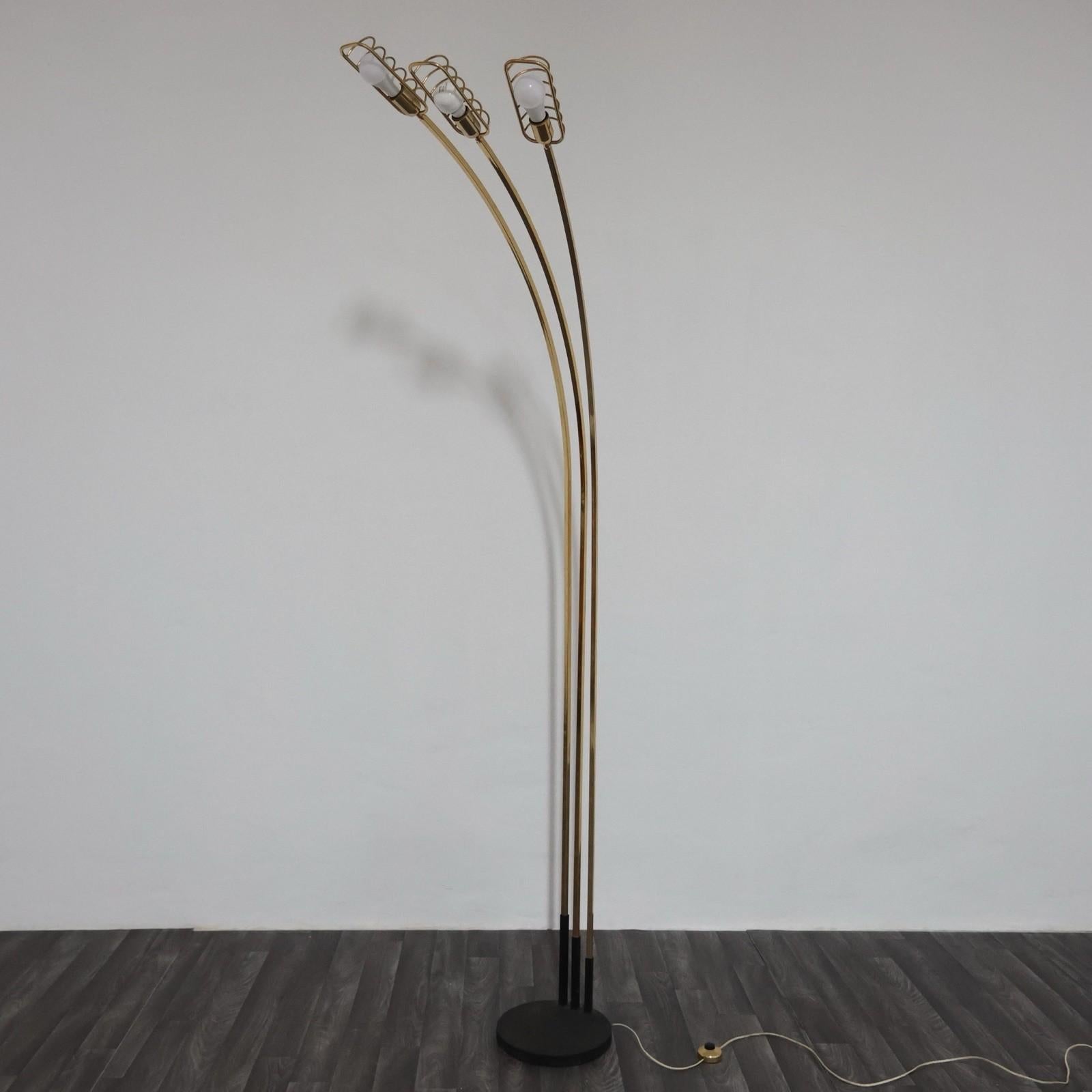 Romeo Rega Attr. Lampada Da Pavimento Hollywood Regency 1970's Design Modernariato.

Struttura a tre braccia curve in ottone, base in ghisa.

L'articolo è in buone condizioni conservative, non vi è alcun difetto estetico o strutturale da segnalare,