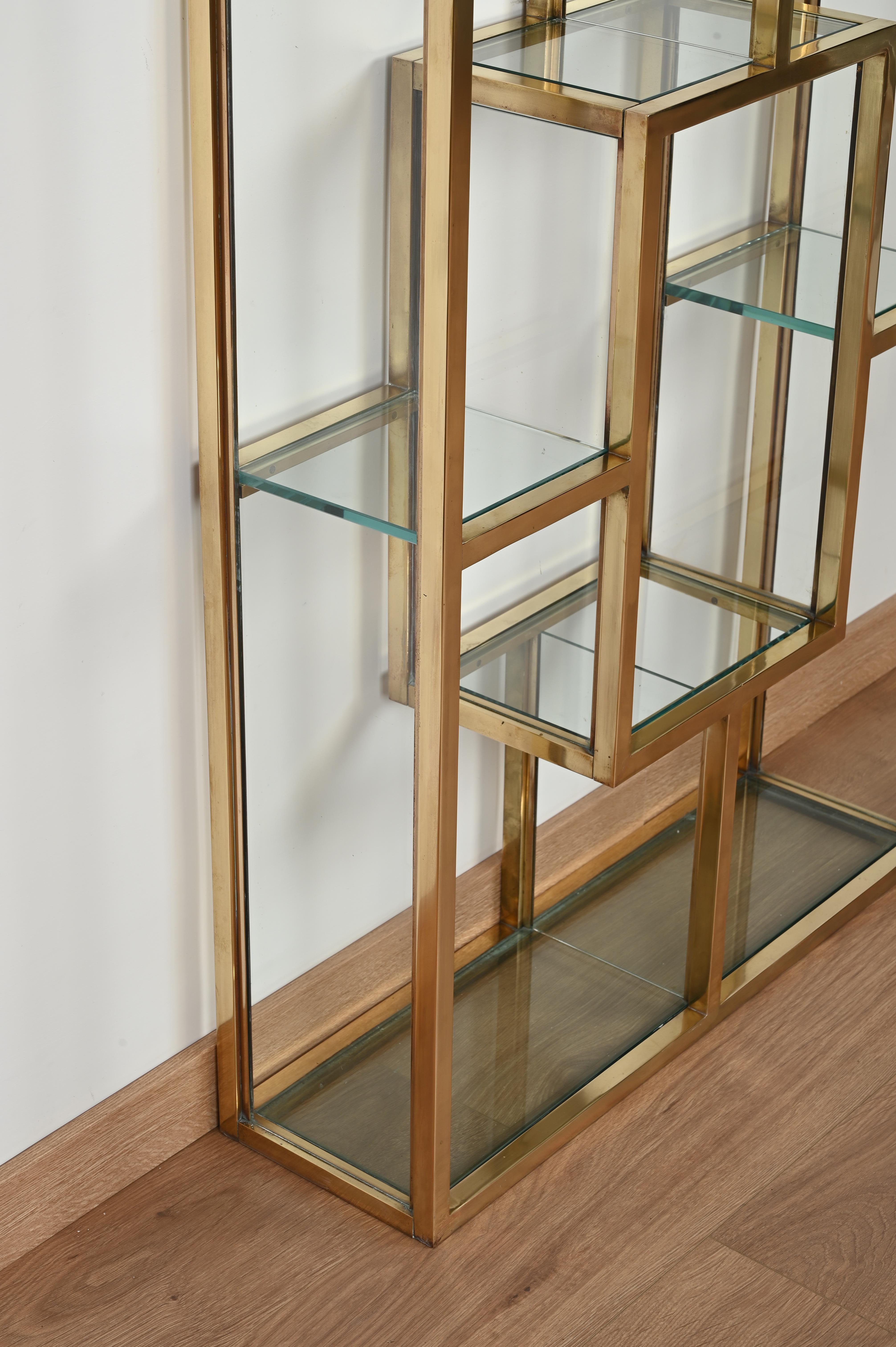 Italienische Romeo Rega-Vitrine aus Messing und Kristallglas aus der Mitte des Jahrhunderts, 1970er Jahre 7
