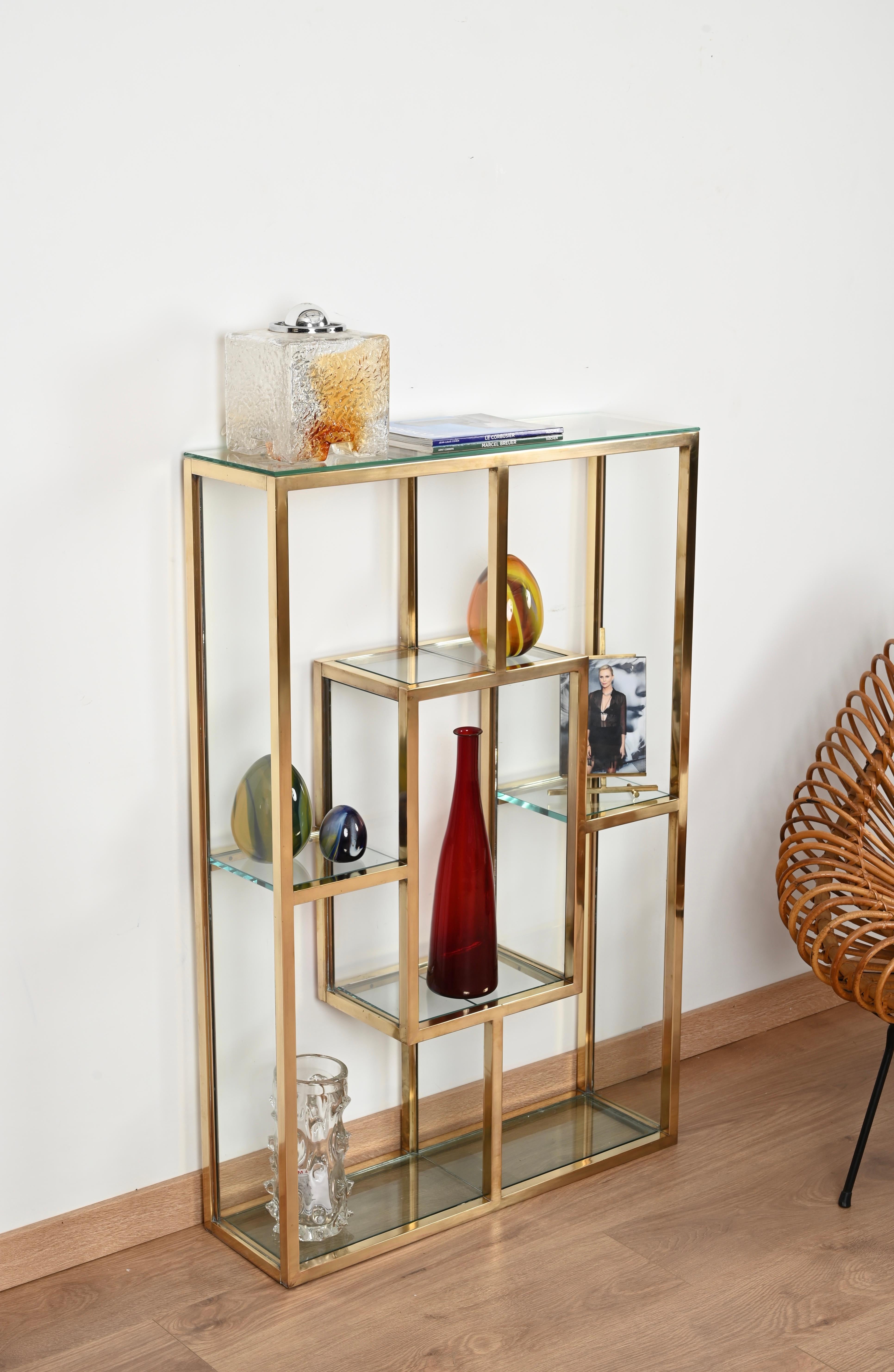 Italienische Romeo Rega-Vitrine aus Messing und Kristallglas aus der Mitte des Jahrhunderts, 1970er Jahre 14