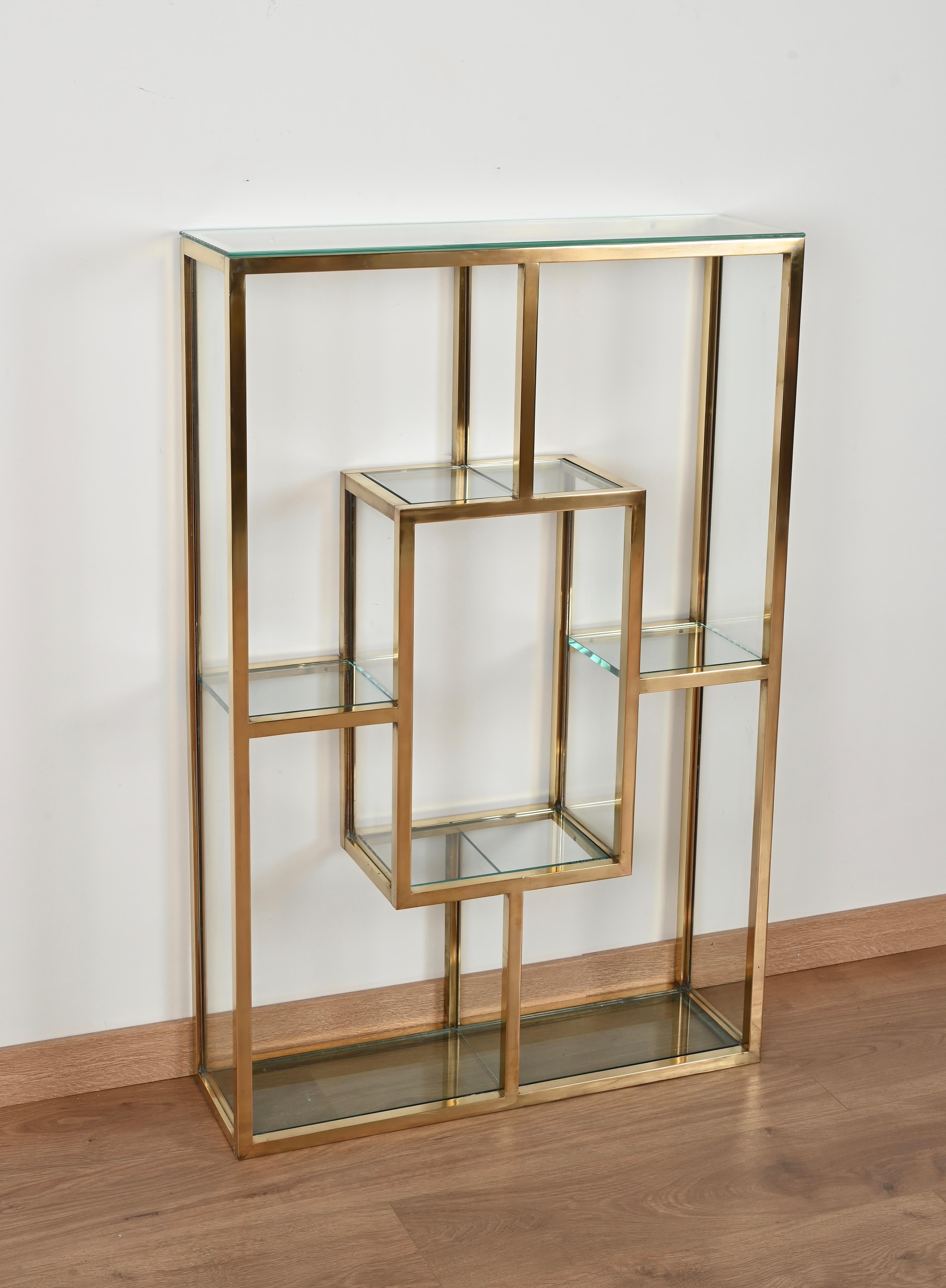 Prächtige Vitrine aus der Mitte des Jahrhunderts, komplett aus massivem Messing und Kristallglas. Dieses atemberaubende Objekt wurde in den 1970er Jahren von Romeo Rega in Italien entworfen. 

Diese reizvolle Vitrine ist in erstaunlichem Zustand und