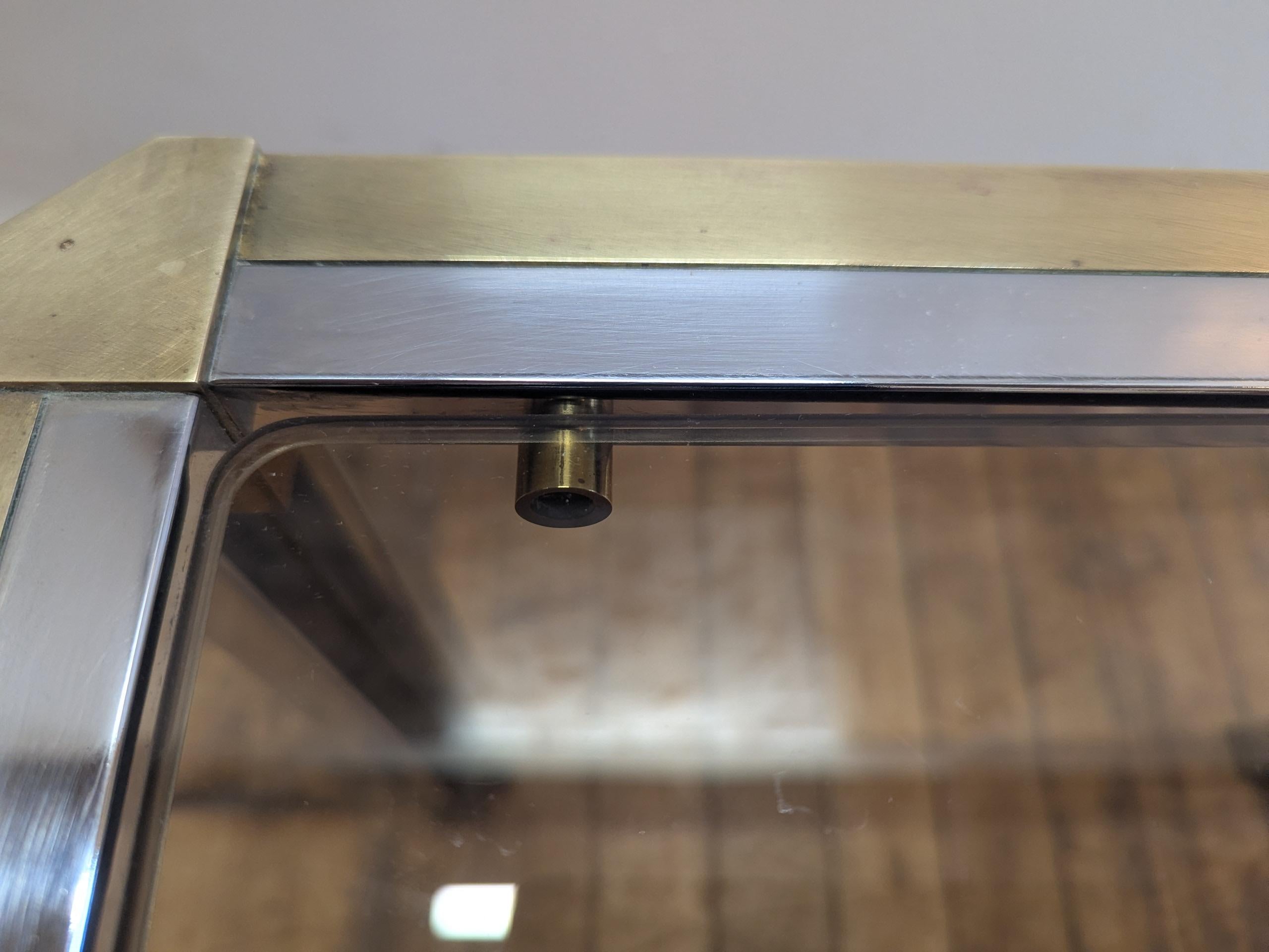 Table d'appoint Romeo Rega en laiton, chrome et verre en vente 3