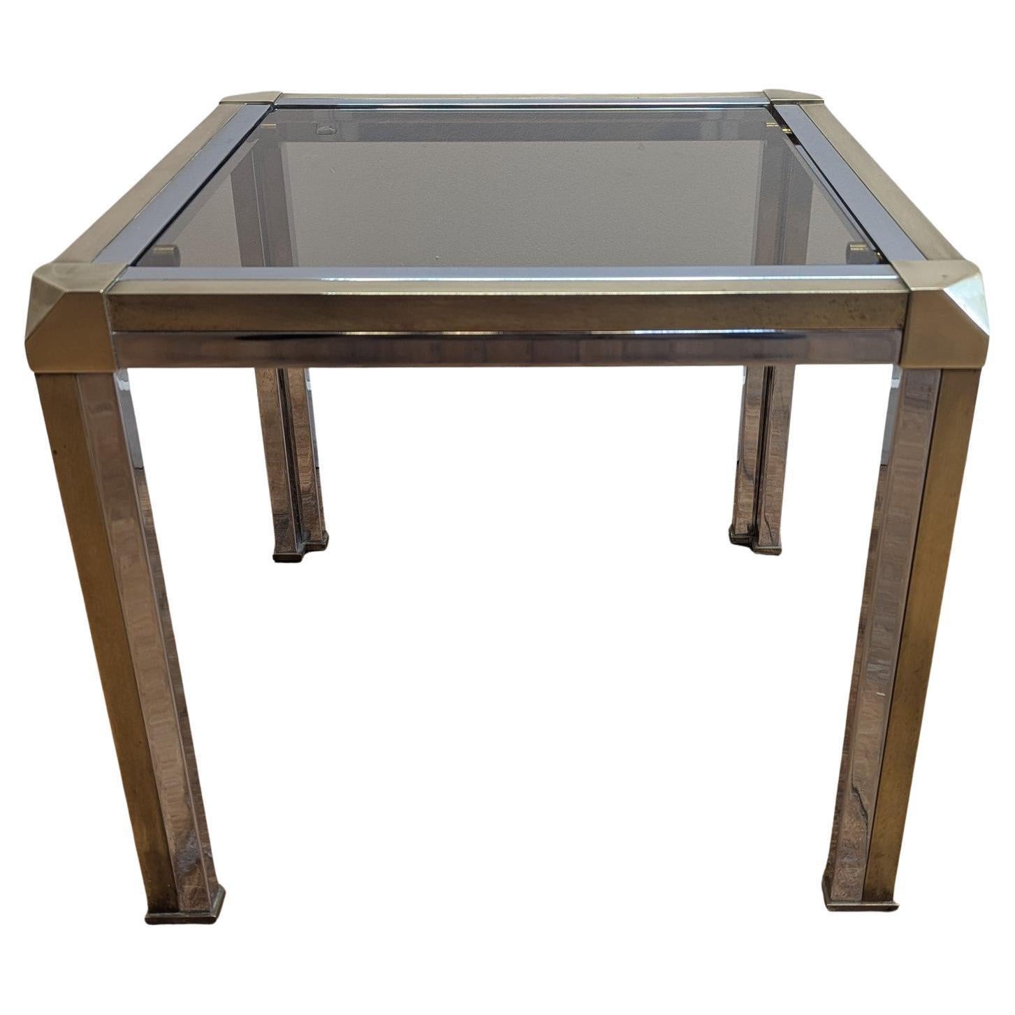 Table d'appoint Romeo en laiton, chrome et verre.  Table d'appoint italienne du milieu du siècle en laiton et chrome, verre teinté, par Romeo Rega.  Pieds angulaires avec coins rabattus et plateau en verre fumé teinté.  Le design est magnifique, les