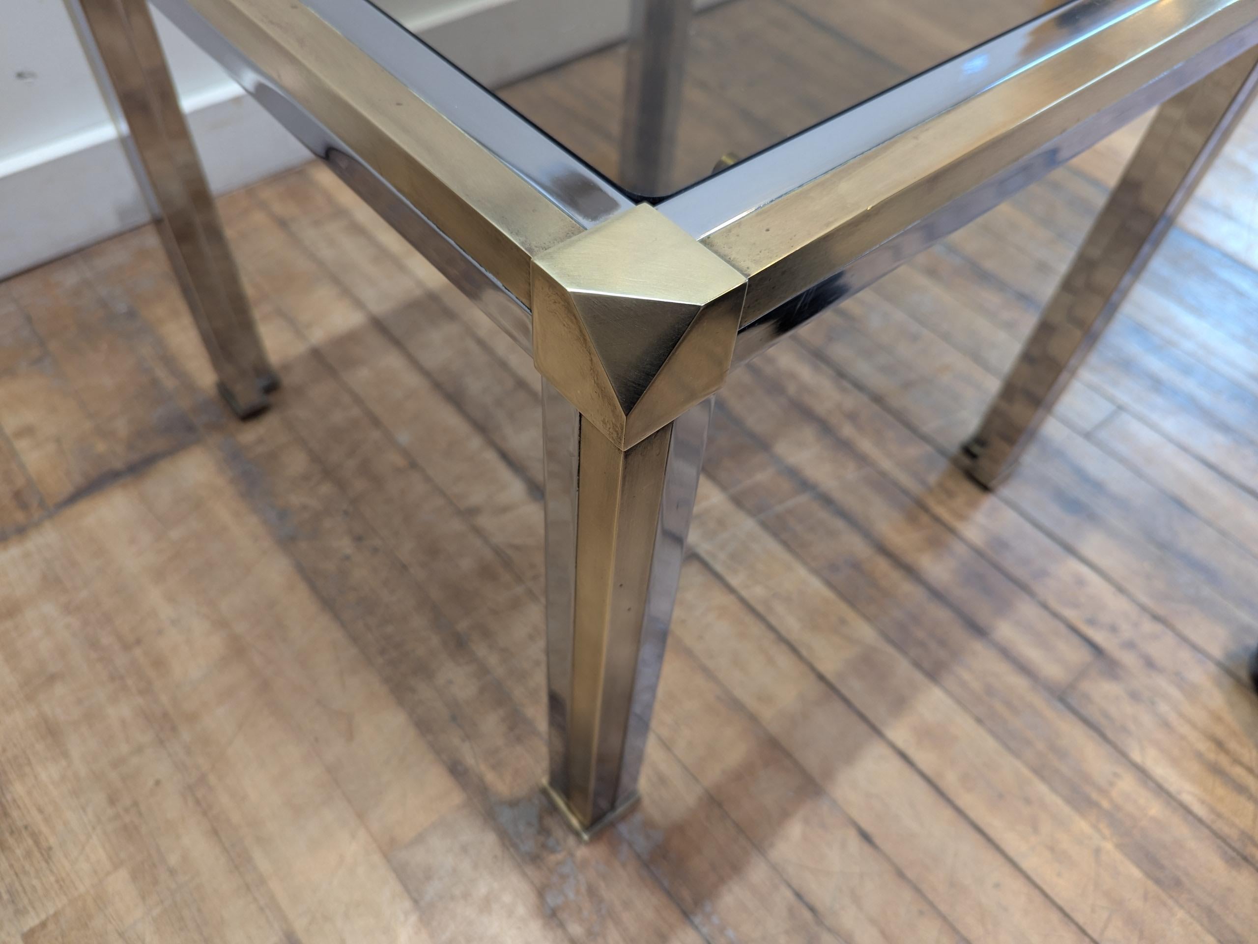 Table d'appoint Romeo Rega en laiton, chrome et verre en vente 2