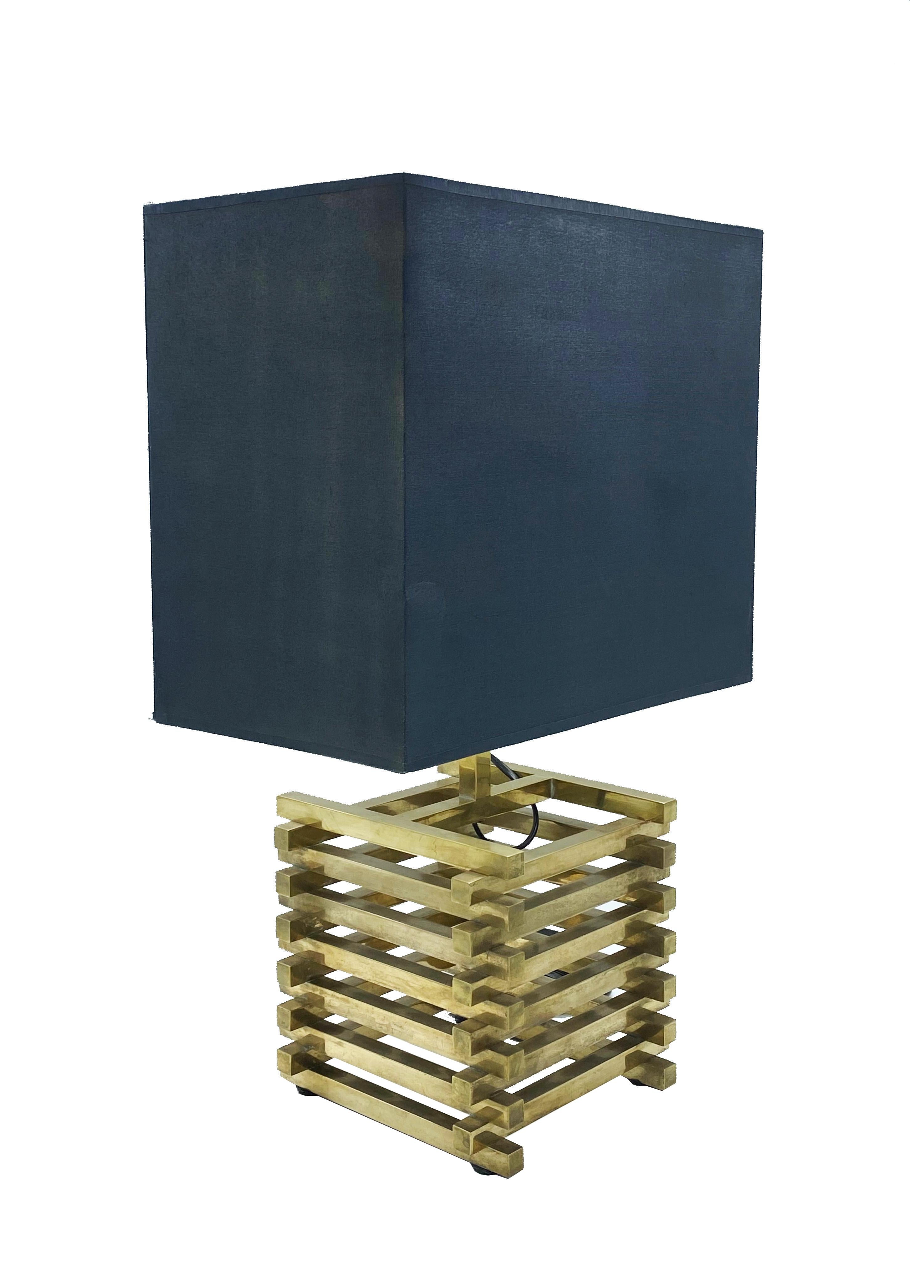 Elegant brass table lamp with black square lampshade, made by Romeo Rega.
Brass base cm.30 x 20 x 20.