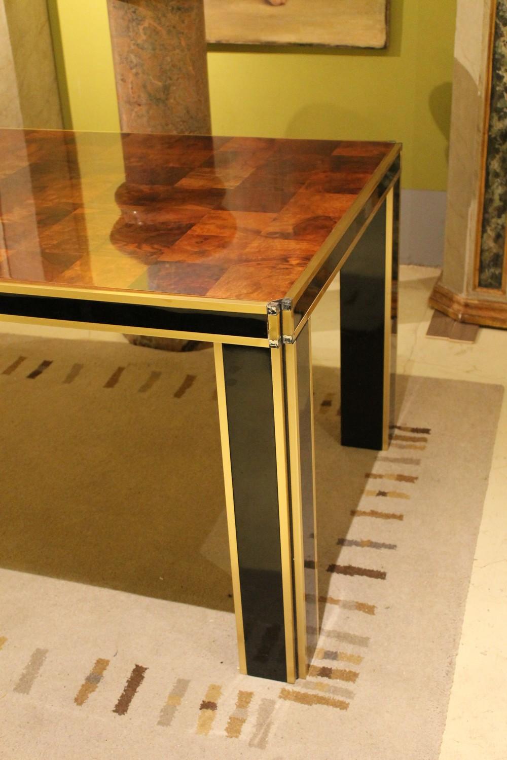 Romeo Rega, Burl Walnut Wood, Black Laminated Wood and Brass Dining Table 1970s  In Good Condition In Firenze, IT