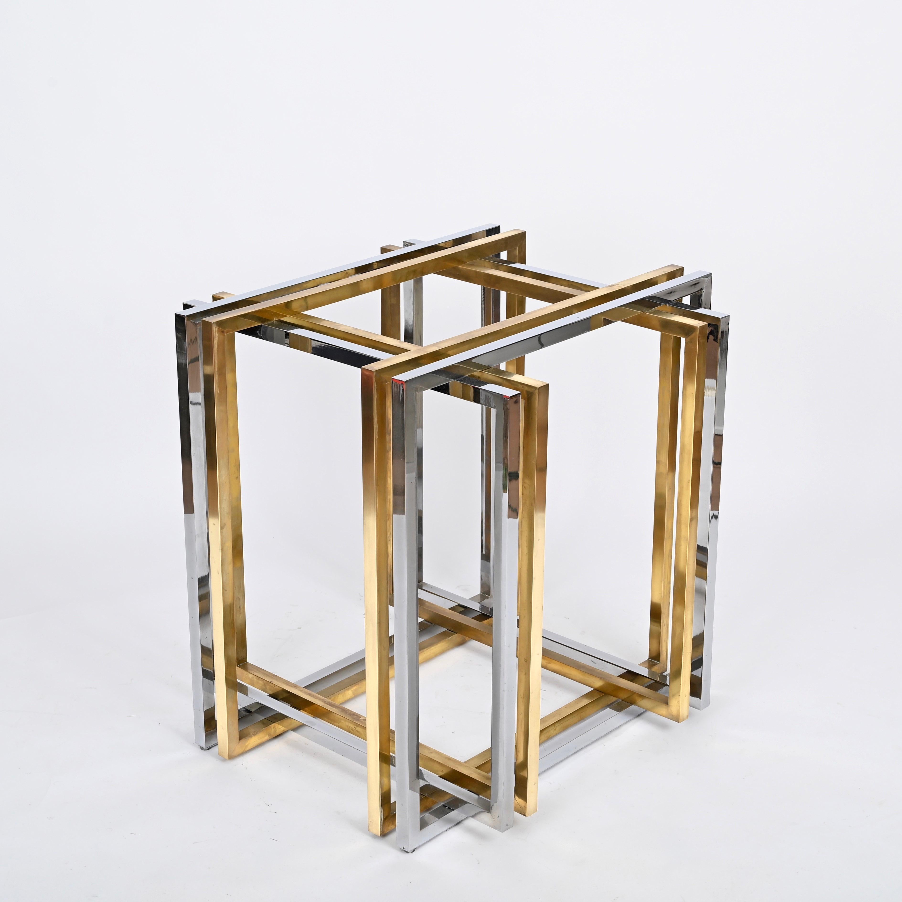 Table cage en laiton et chrome incroyablement élégante et rare, conçue par Romeo Rega et produite en Italie dans les années 1970.

Dans un état exceptionnel, la charmante base sculpturale présente un jeu saisissant de chrome poli et de laiton doré,