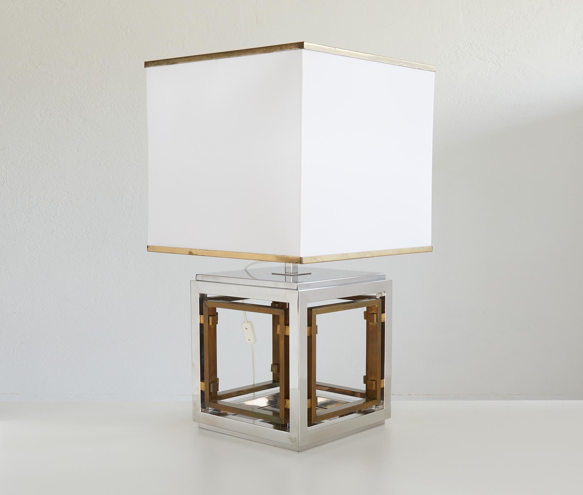 Beautiful and elegant table lamp designed by Romeo Rega. 

Romeo Rega was an Italian designer known for his high-quality and sophisticated furniture and lighting designs, particularly in the 1970 and 1980.

The combination of chromed metal and brass