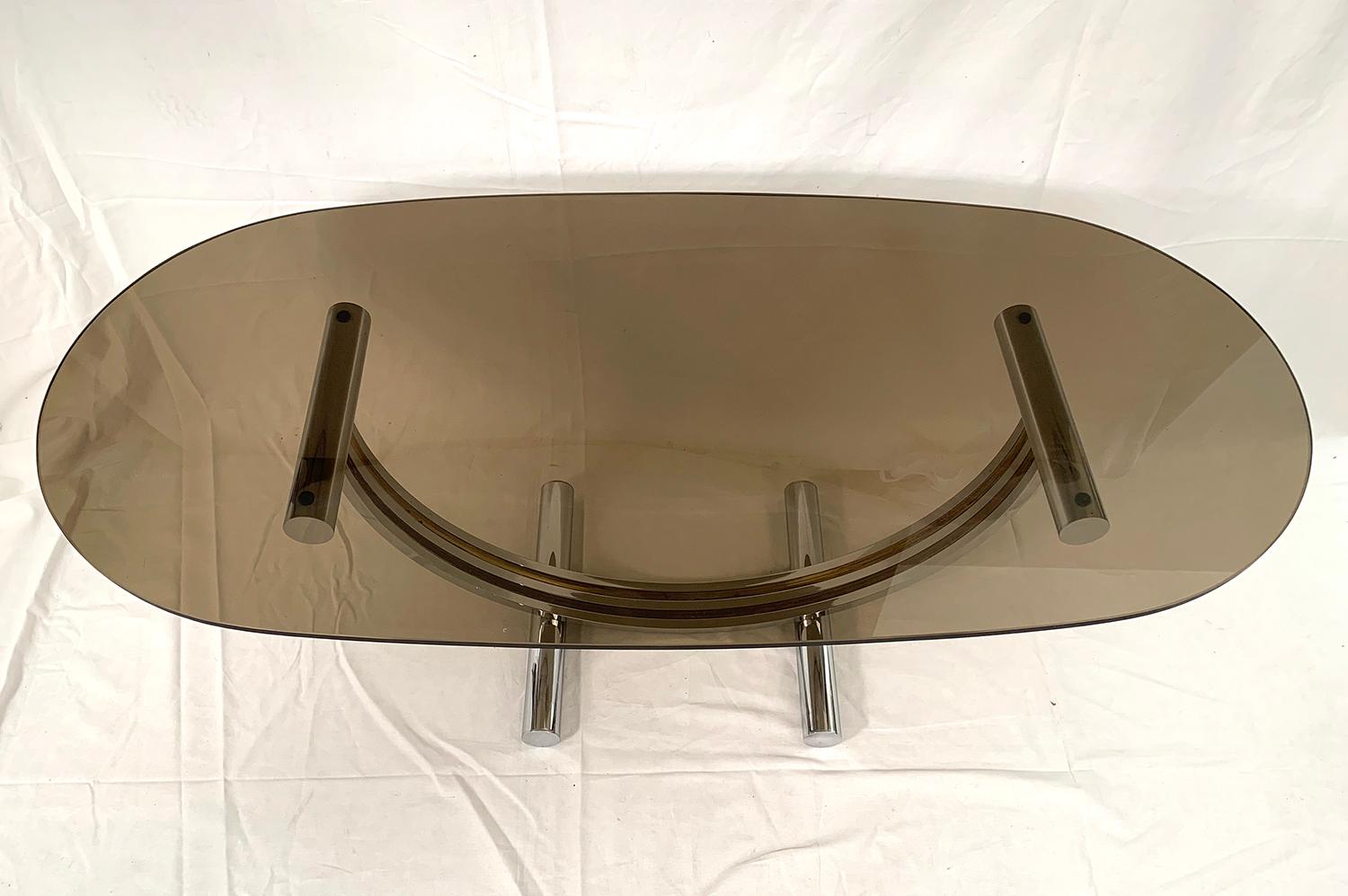 Very beautiful coffee table attributed to Romeo Rega, 1970s. The curved arc tubular base features a brass and chrome striped design with a glass top.

Très belle table de salon attribuée à Romeo Rega, 1970s. La base tubulaire à arc incurvé