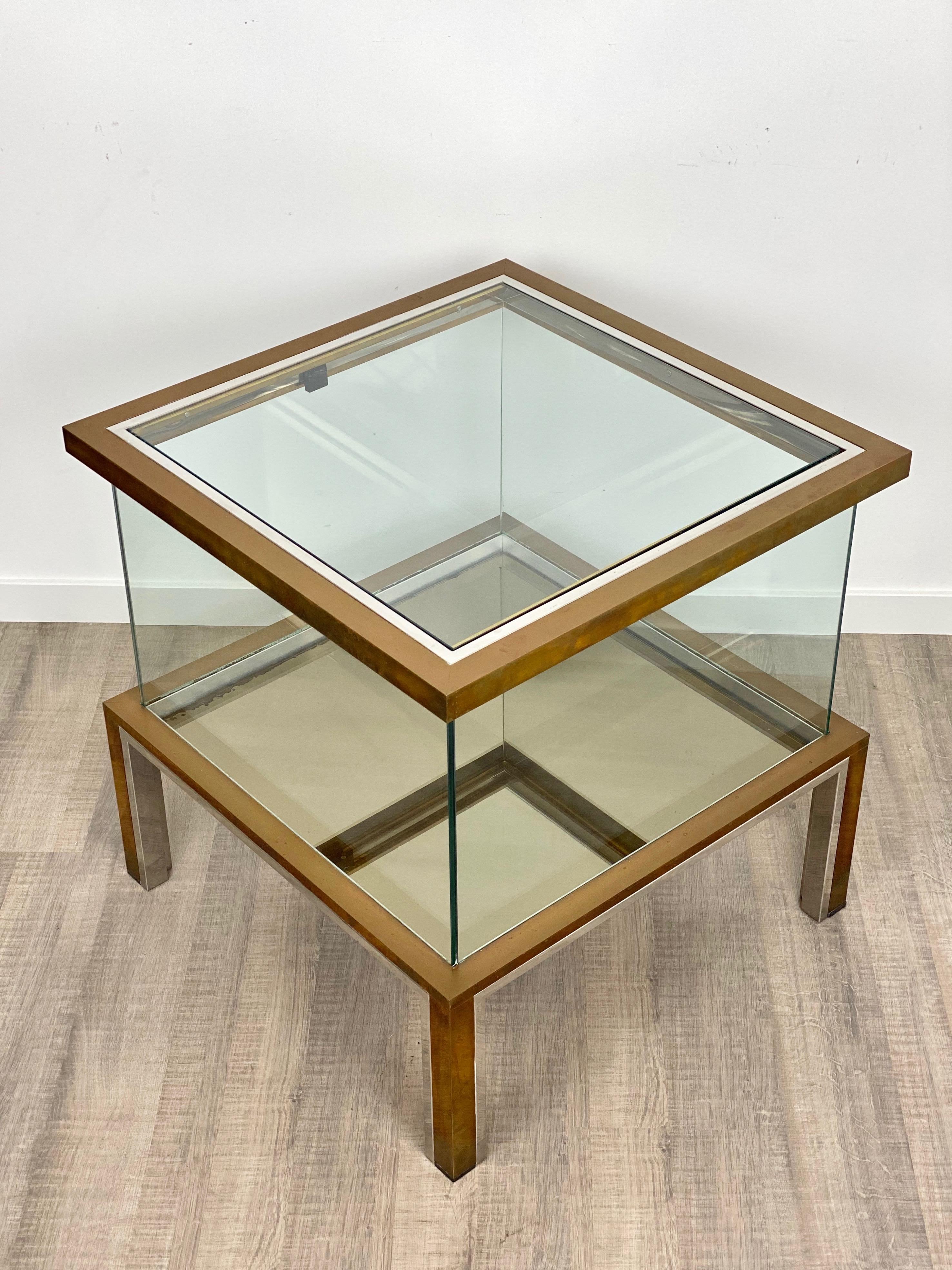 Beistelltisch mit Barschrank des italienischen Designers Romeo Rega, Italien, 1970er Jahre. Der untere Sockel des Schranks ist aus Spiegeln gefertigt.