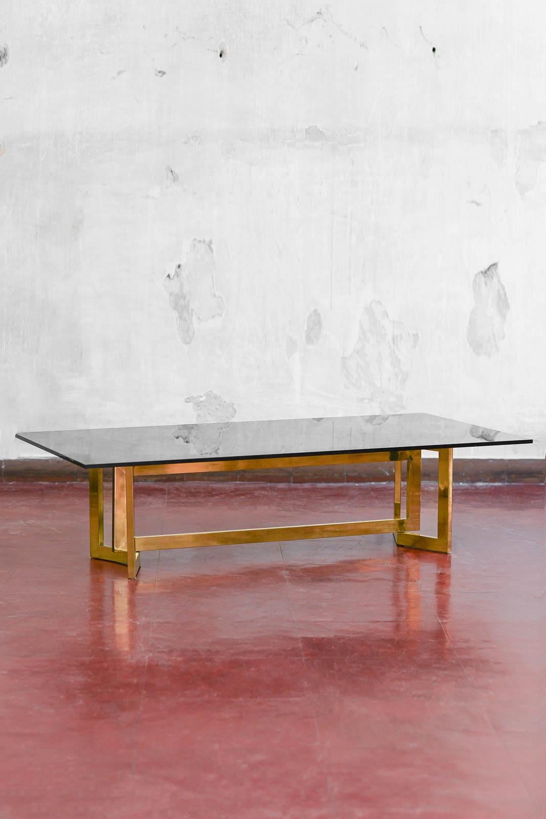 Table basse de salon avec base en laiton chromé clair et plateau en verre fumé.
Détails du produit
Dimensions : 140 L x 36 H x 69 D cm