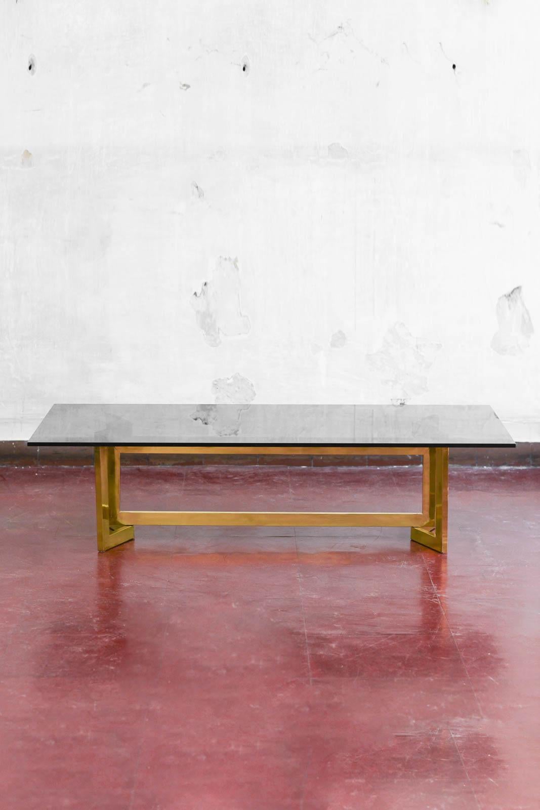 italien Table basse en laiton et verre fumé des années 1970 dans le style de Romeo Rega en vente