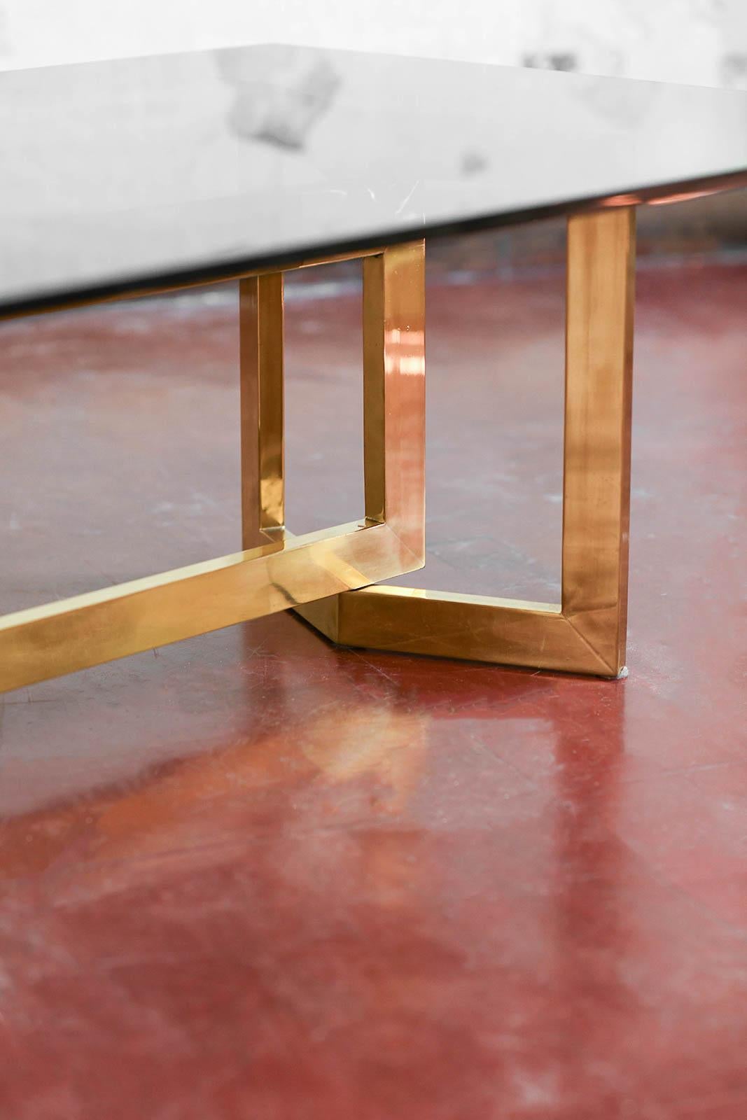 Table basse en laiton et verre fumé des années 1970 dans le style de Romeo Rega Bon état - En vente à Roma, RM