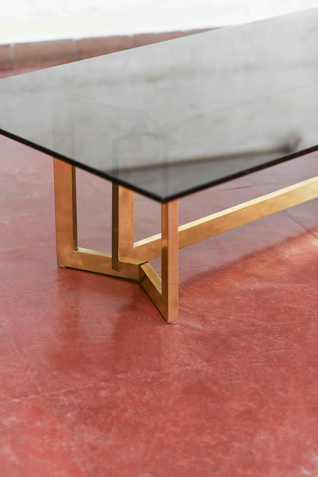 Fin du 20e siècle Table basse en laiton et verre fumé des années 1970 dans le style de Romeo Rega en vente