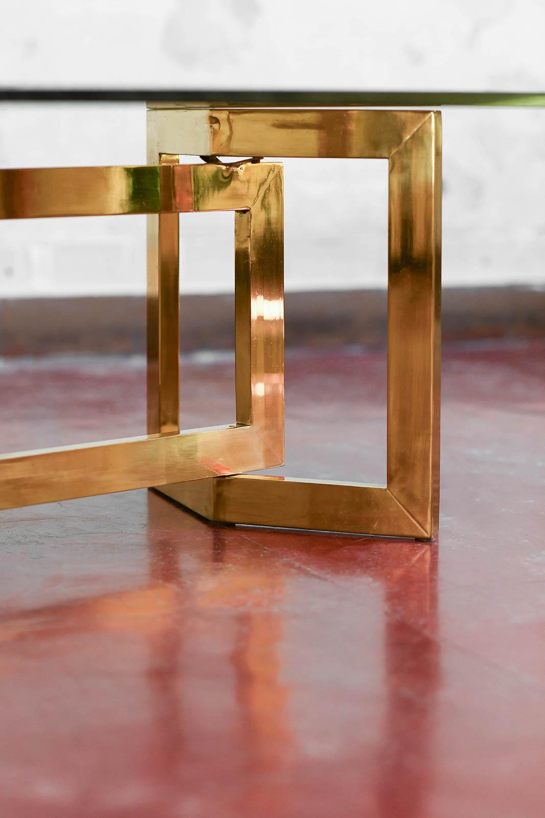 Laiton Table basse en laiton et verre fumé des années 1970 dans le style de Romeo Rega en vente