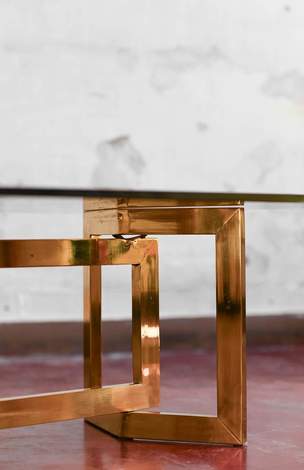 Table basse en laiton et verre fumé des années 1970 dans le style de Romeo Rega en vente 1