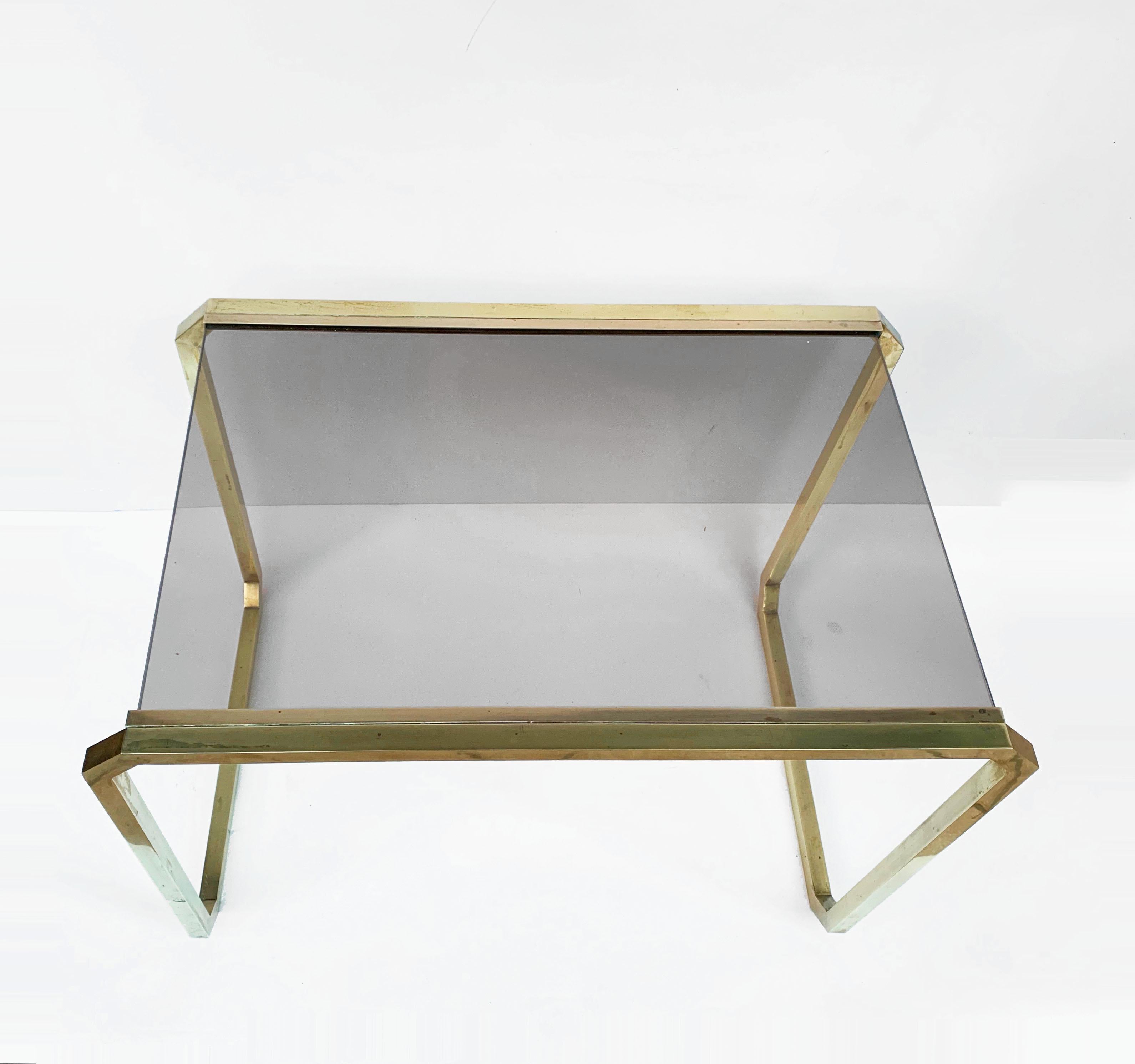 Romeo Rega Stil Couchtisch aus Messing und Rauchglas, Italien, 1970er Jahre Midcentury (Moderne der Mitte des Jahrhunderts) im Angebot