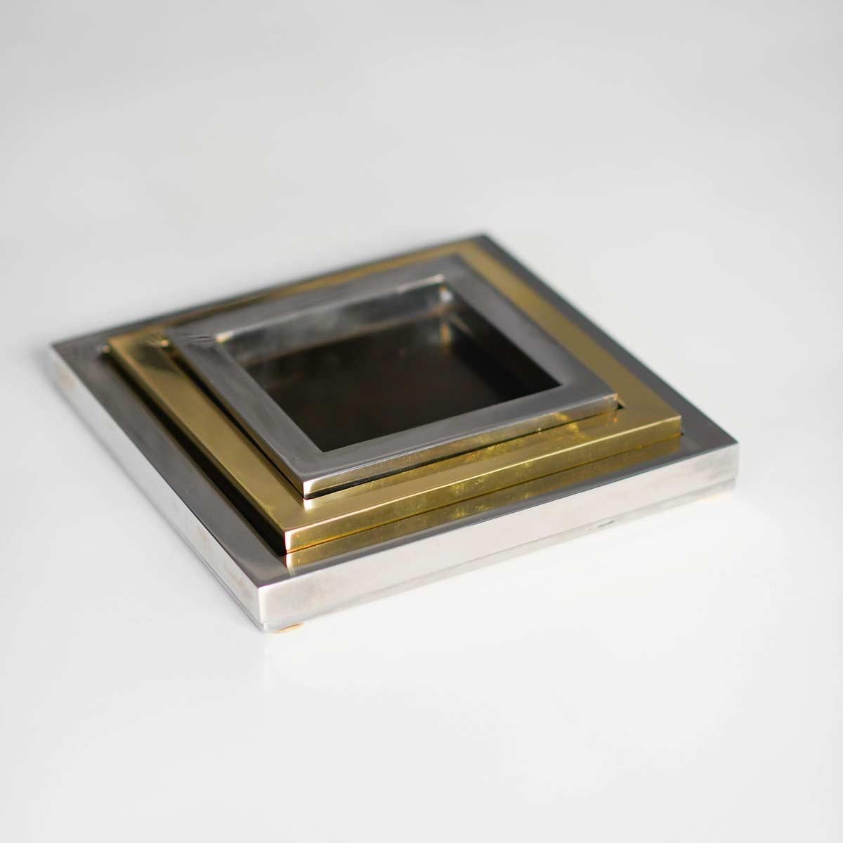 Romeo Rega coin tray in metal and brass from 1980s.
The product consists of a set of three pieces.