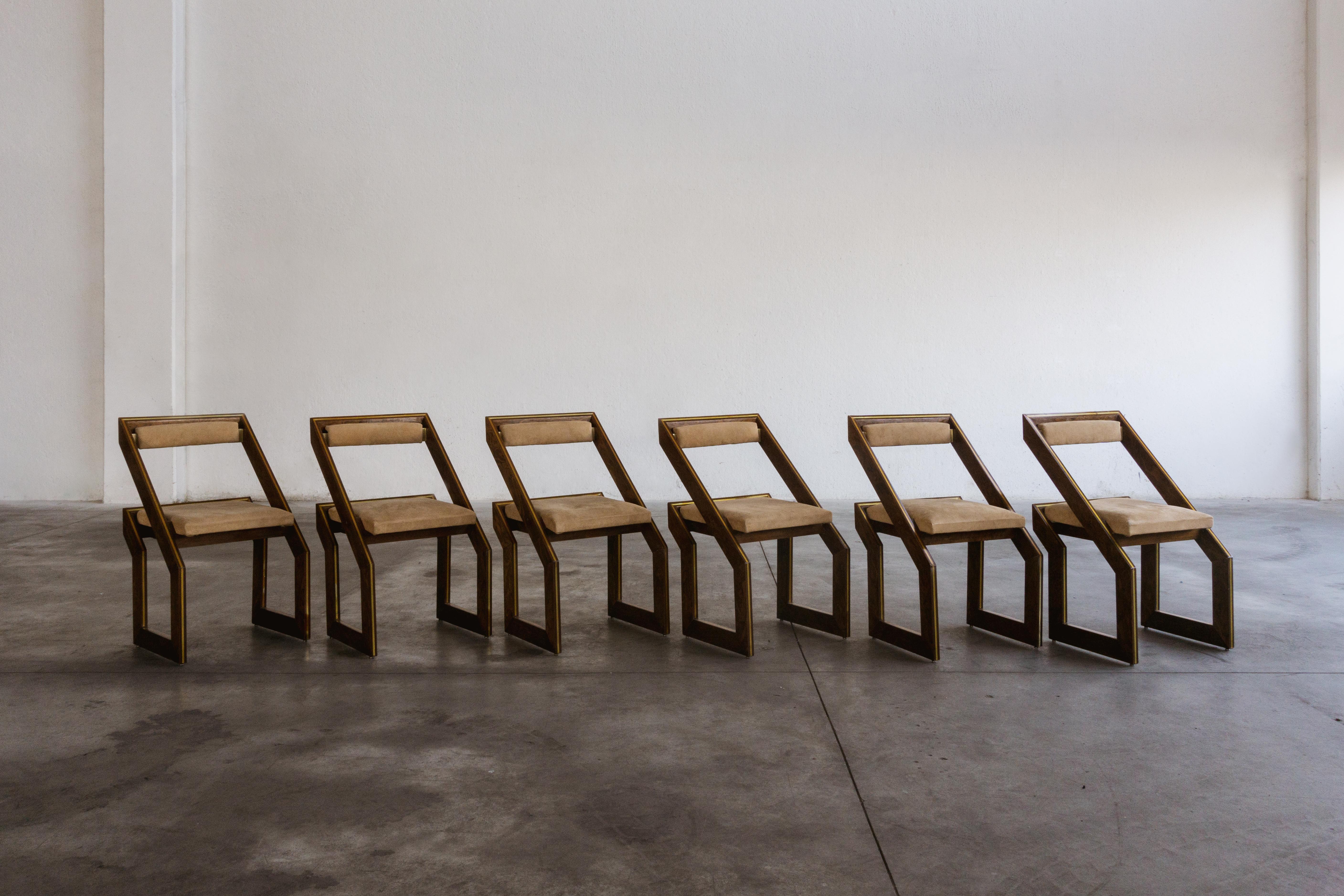 Sedie da pranzo scultoree Romeo Rega, pelle scamosciata e radica, 1970, Italia, set di sei.

Questo set di sei sedie da pranzo di Romeo Rega, realizzato nel 1970, incarna una fusione avanguardistica di design e artigianato, rispecchiando