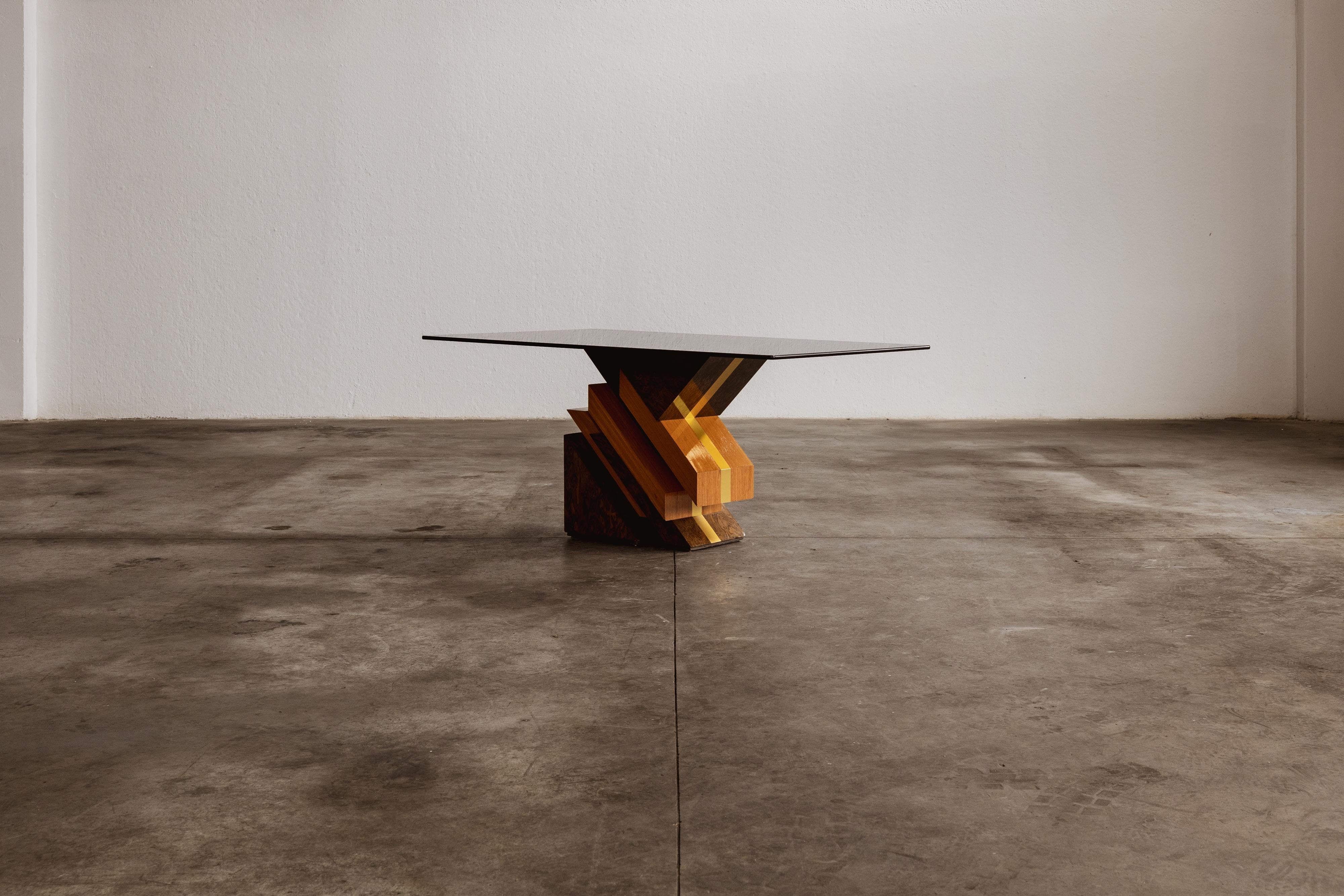 Romeo Rega skulpturaler Esstisch, Wurzelholz, Messing und Glas, Einzelstück, Italien, 1970.

Der Esstisch von Romeo Rega aus den 1970er Jahren ist nicht nur ein Möbelstück, sondern eine innovative Mischung aus Design und Handwerkskunst. Der Tisch