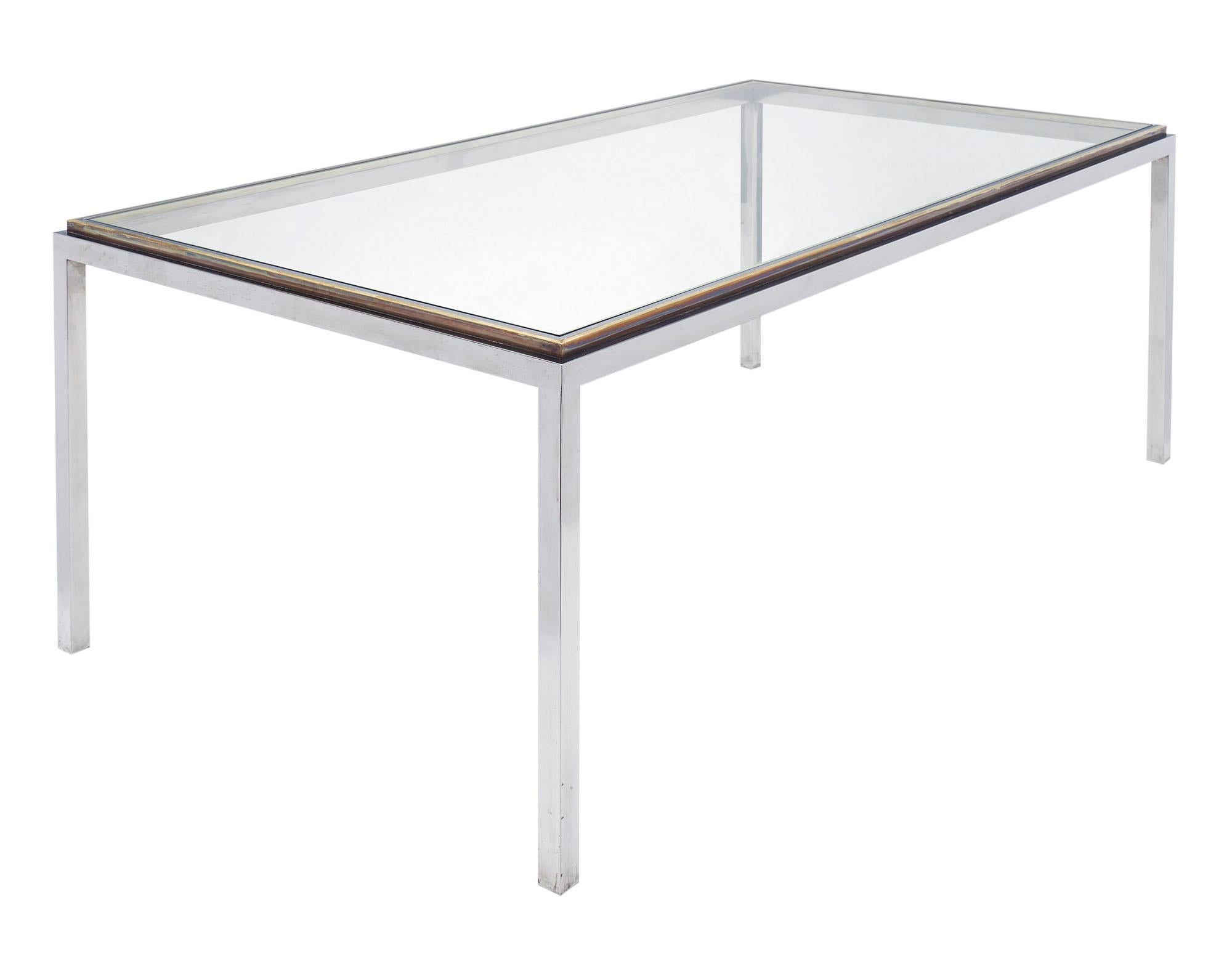 Esszimmereinrichtung aus Italien von Romeo Rega. Dieses Set besteht aus einem Tisch aus Chrom und Messing mit einer Glasplatte. Es gibt vier Stühle aus verchromtem Stahl und zwei Sessel. Die Stühle sind mit den originalen Wildlederbezügen in gutem