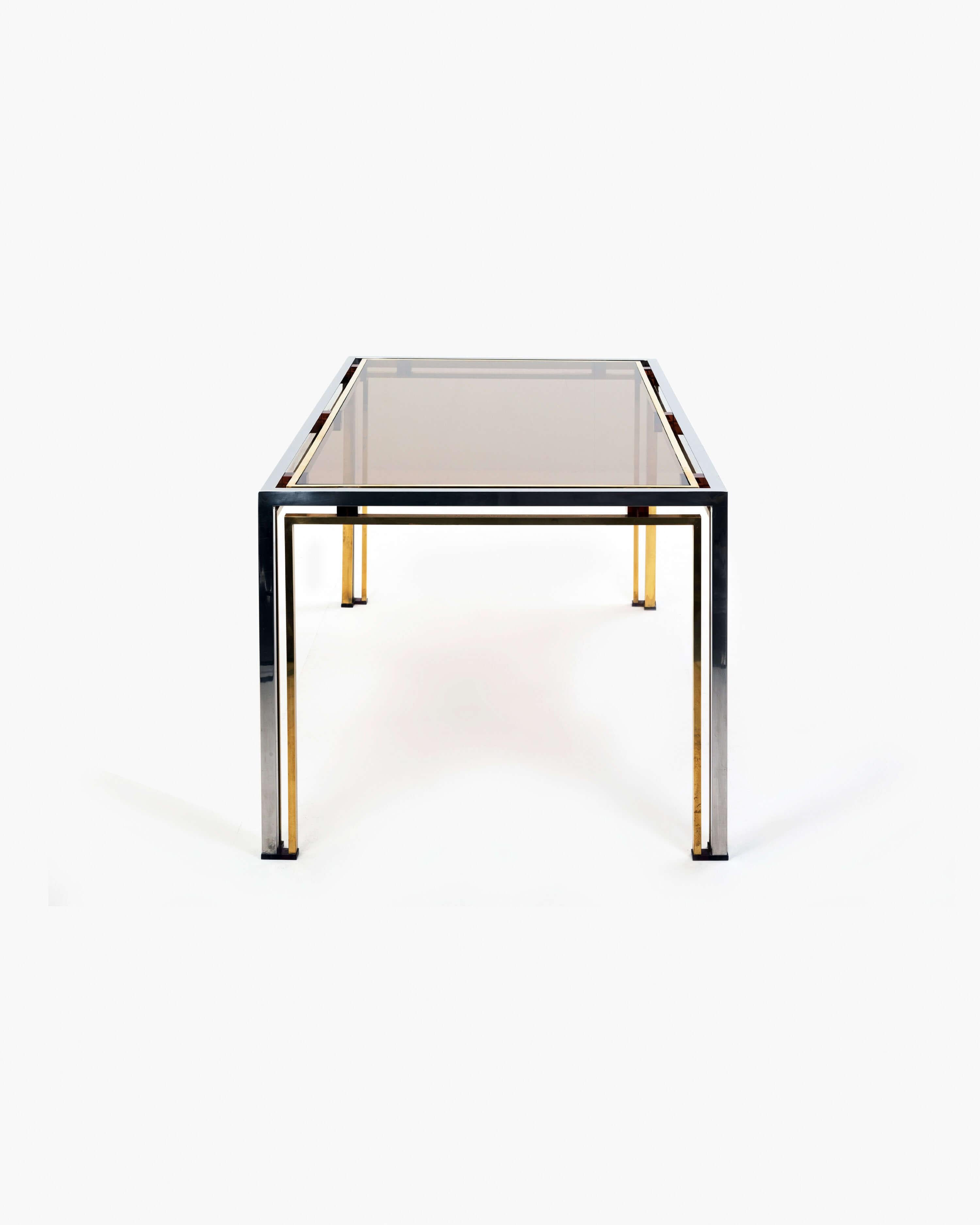 Italiano Tavolo da pranzo Romeo Rega in cromo e ottone con piano in vetro fumé e lucite ambra in vendita