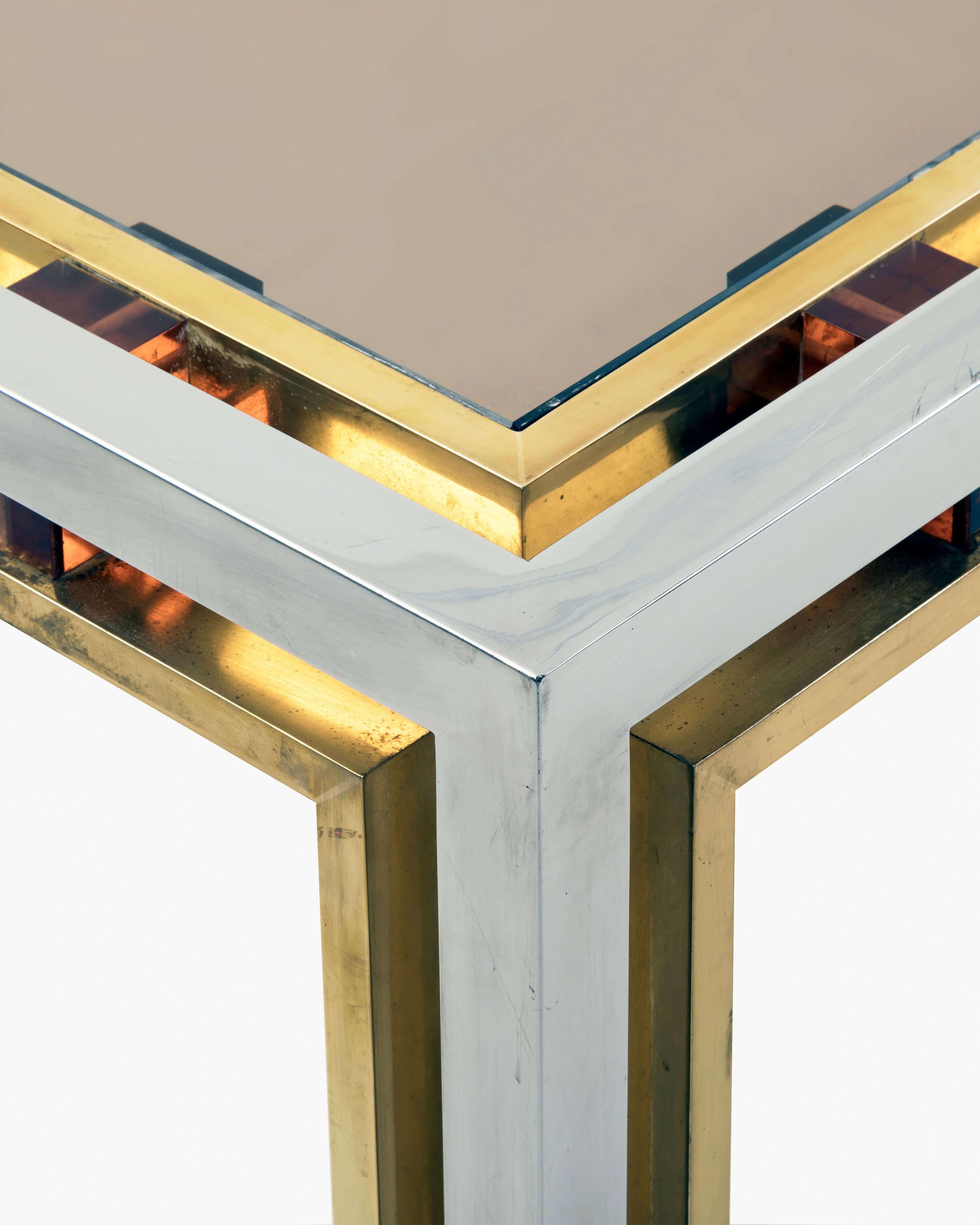 Tavolo da pranzo Romeo Rega in cromo e ottone con piano in vetro fumé e lucite ambra In condizioni buone in vendita a Cheyenne, WY