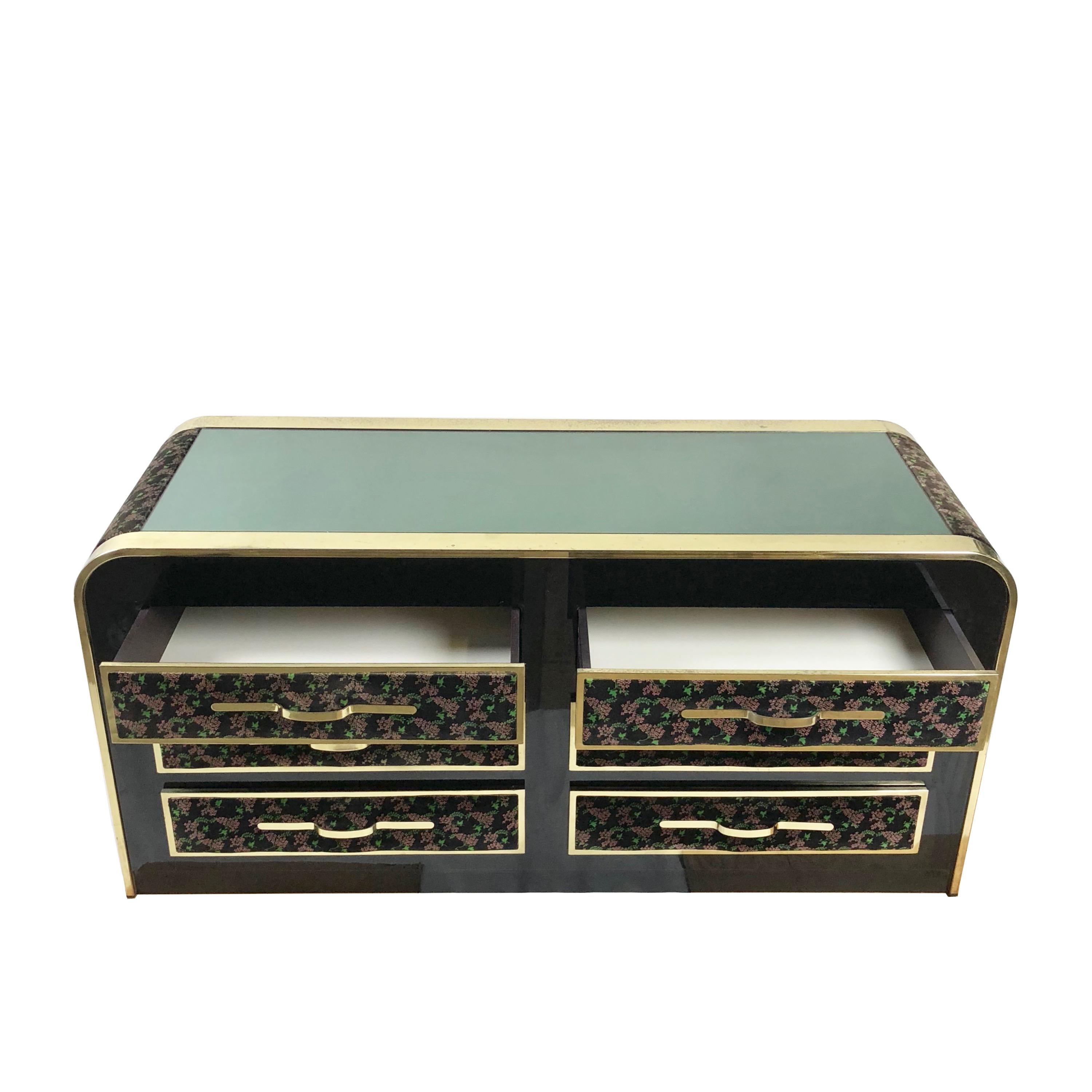 Romeo Rega Kommode aus geblümtem Samt, Messing und Glas Italien, Mid-Century Modern (Italienisch) im Angebot