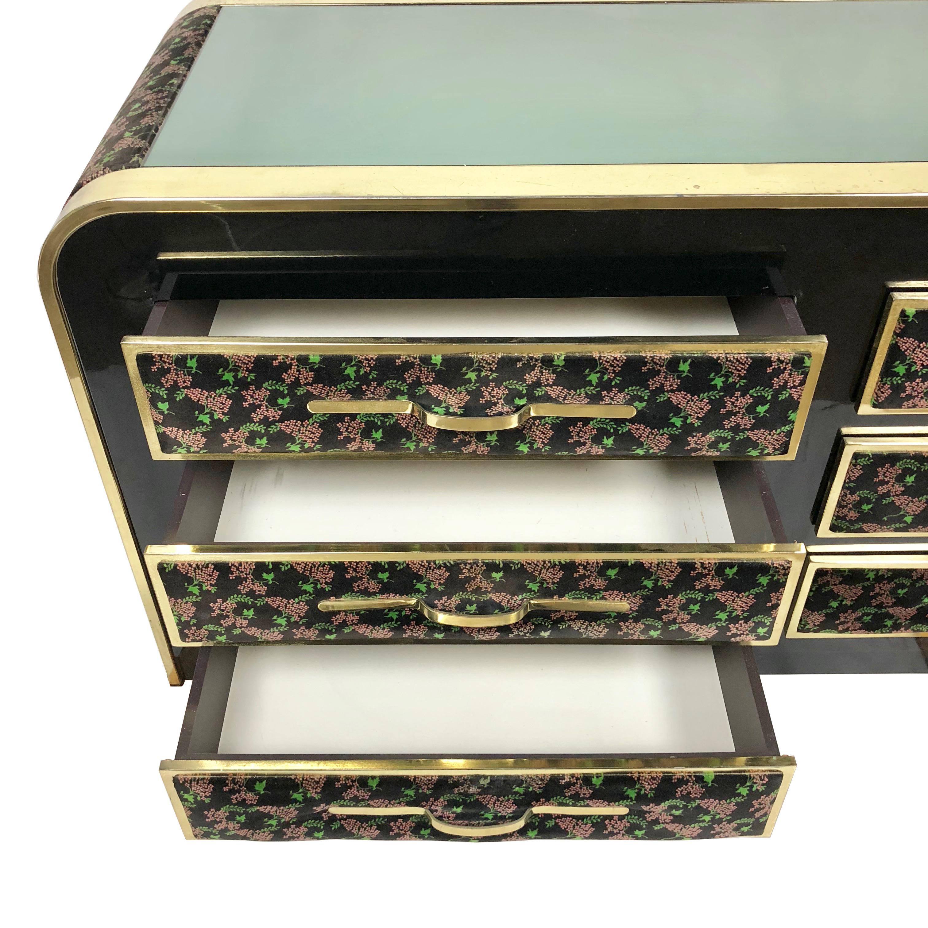 Romeo Rega Kommode aus geblümtem Samt, Messing und Glas Italien, Mid-Century Modern im Angebot 1