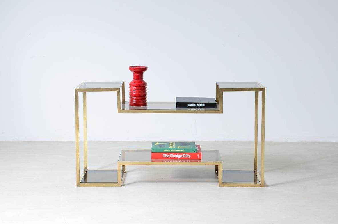 COD-2464
Romeo Rega (1904-1968)

Elegant console with square brass structure and burnished glass tops.

Italian manufacture, around 1970.

114 x 35 h 70 cm