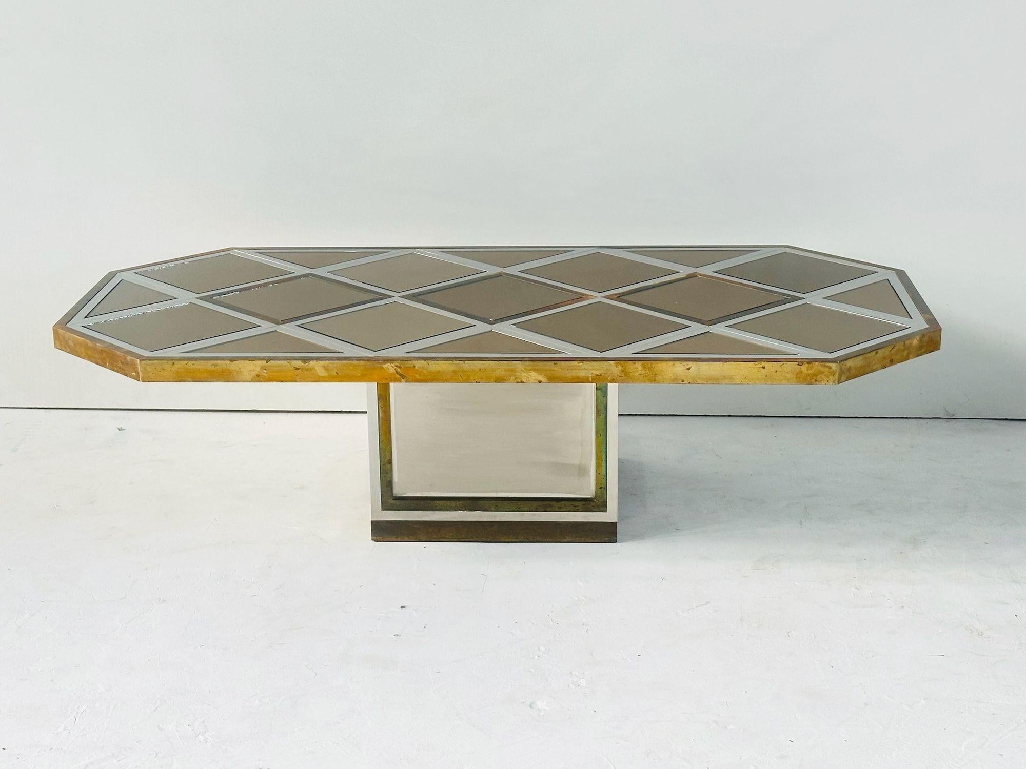 Table basse à miroir en laiton chromé Romeo Rega for Metalarte, Italie, années 1970.  Original avec une légère usure due à l'âge et à l'utilisation.
Mesure 15,75