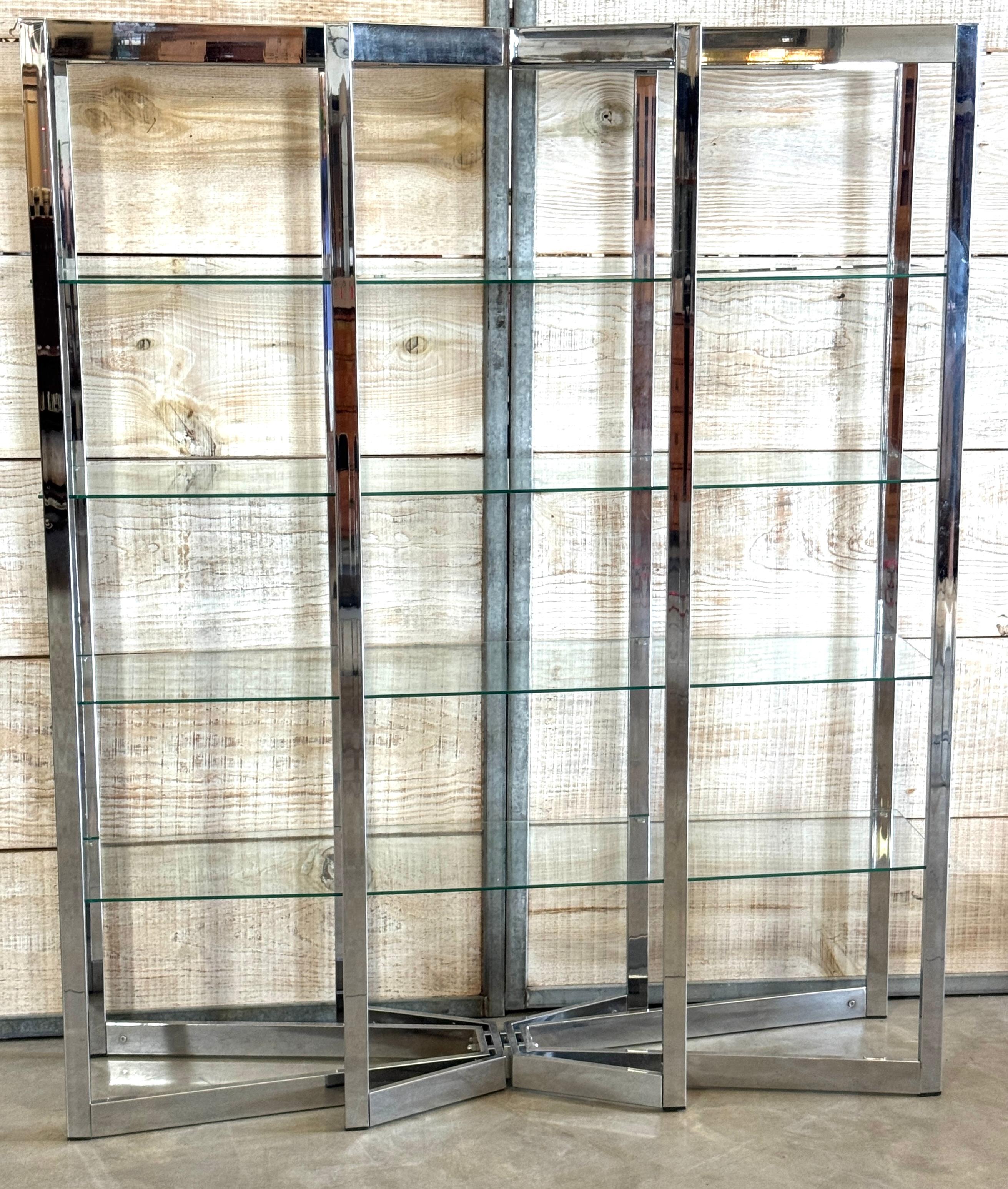 Romeo Rega Geometrische Chrom- und Glas-Etagere mit skulpturalem Aufsatz und Sockel (Moderne der Mitte des Jahrhunderts) im Angebot