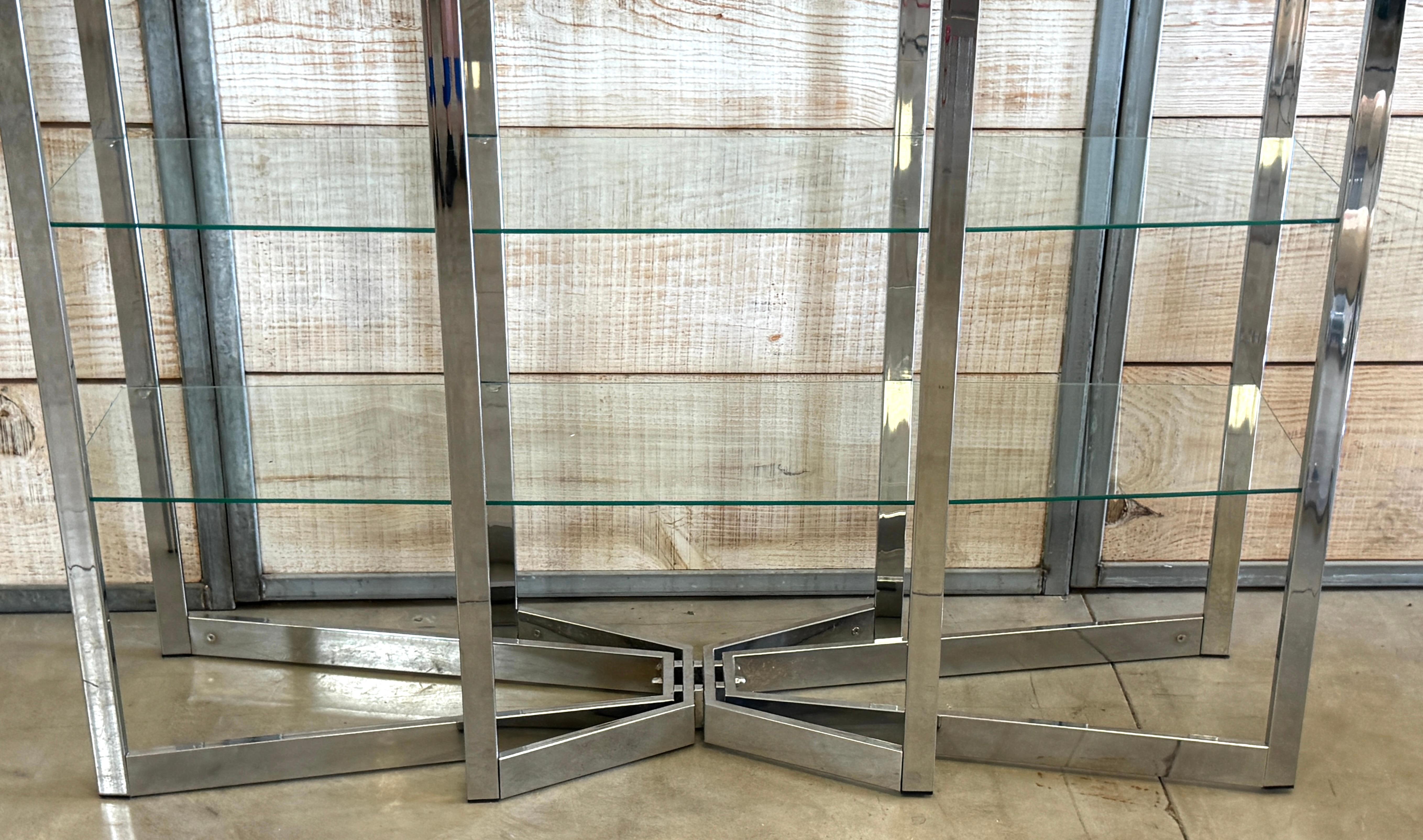 Romeo Rega Geometrische Chrom- und Glas-Etagere mit skulpturalem Aufsatz und Sockel (Poliert) im Angebot