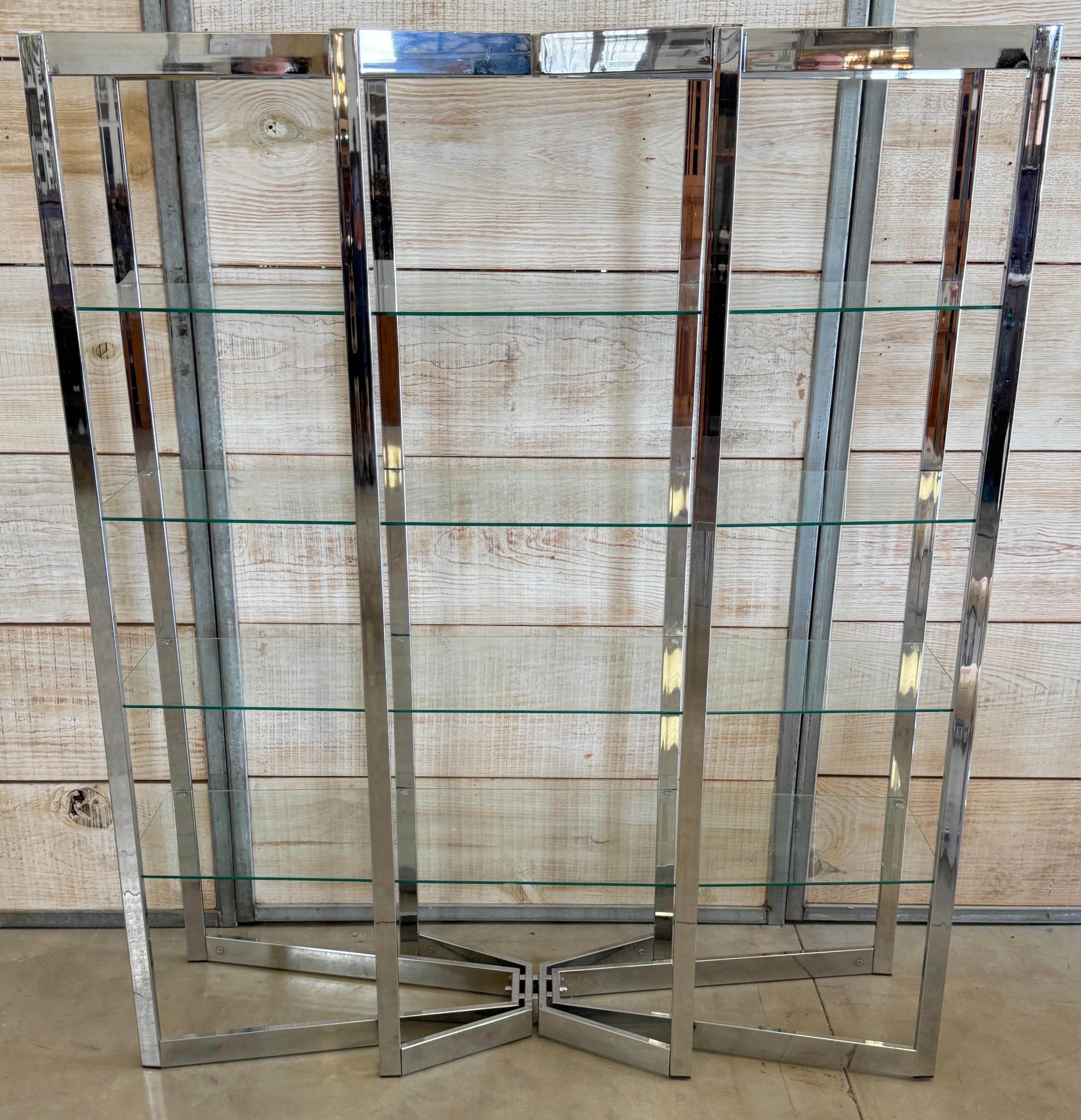 Romeo Rega Geometrische Chrom- und Glas-Etagere mit skulpturalem Aufsatz und Sockel im Zustand „Gut“ im Angebot in West Palm Beach, FL