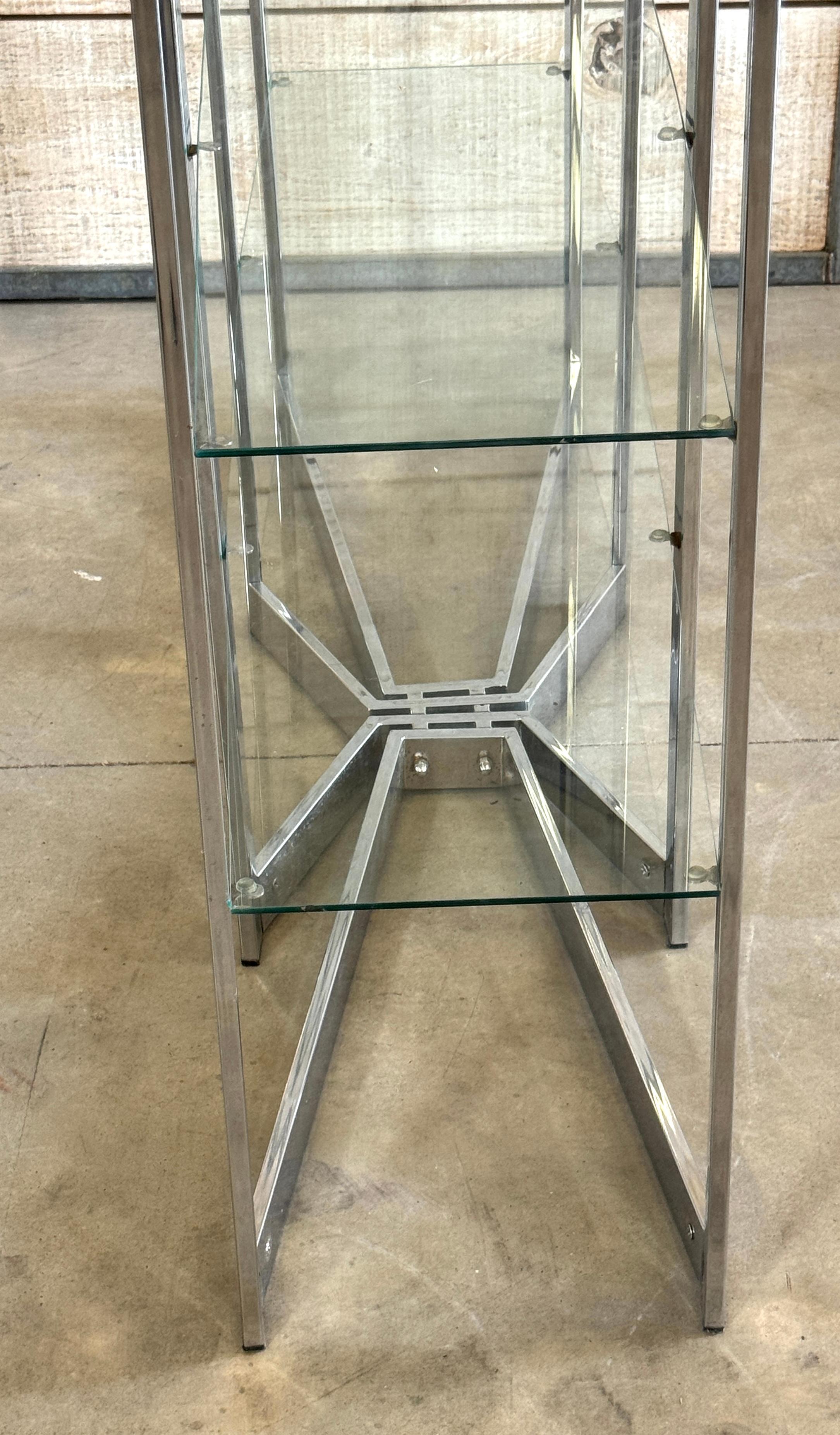 Romeo Rega Geometrische Chrom- und Glas-Etagere mit skulpturalem Aufsatz und Sockel (20. Jahrhundert) im Angebot
