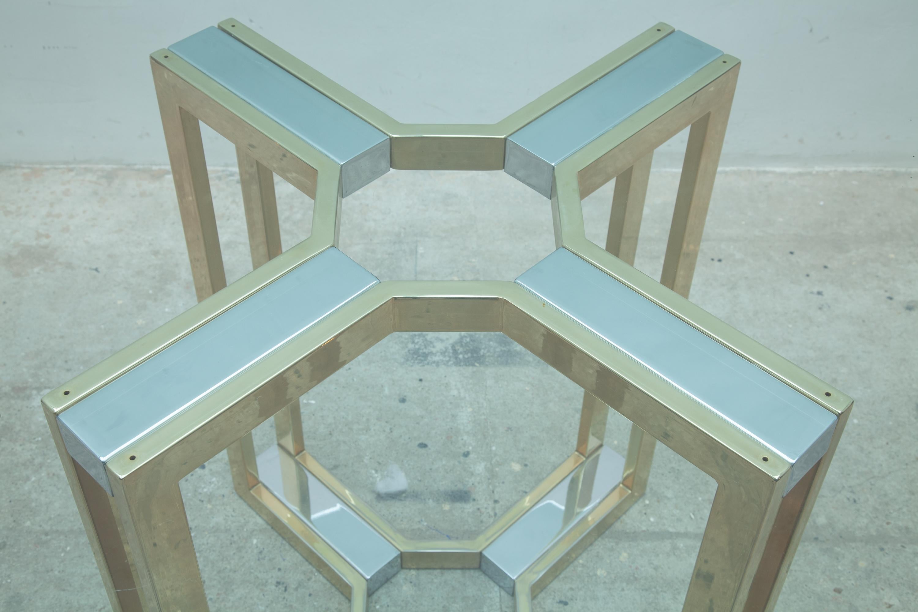 Schlanker runder Tisch mit dicker Klarglasplatte von Romeo Rega, Italien 1970er Jahre.
Beeindruckende geometrische Form aus Messing und verchromtem Stahl.
In perfektem Zustand.
Glas: 140 cm Durchmesser, das Glas ist in sehr gutem Zustand, ohne