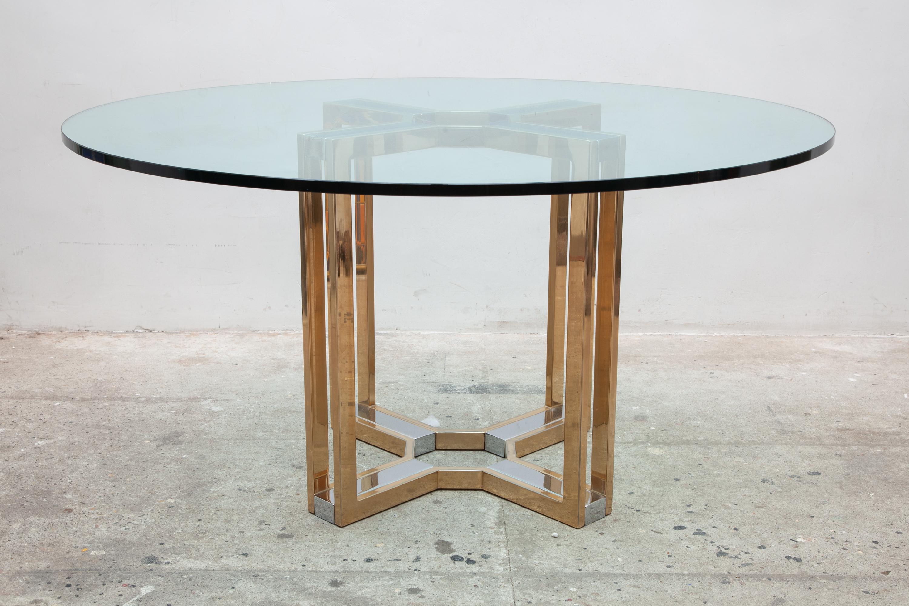 italien Table centrale Romeo Rega ronde à plateau en verre et chrome doré en vente