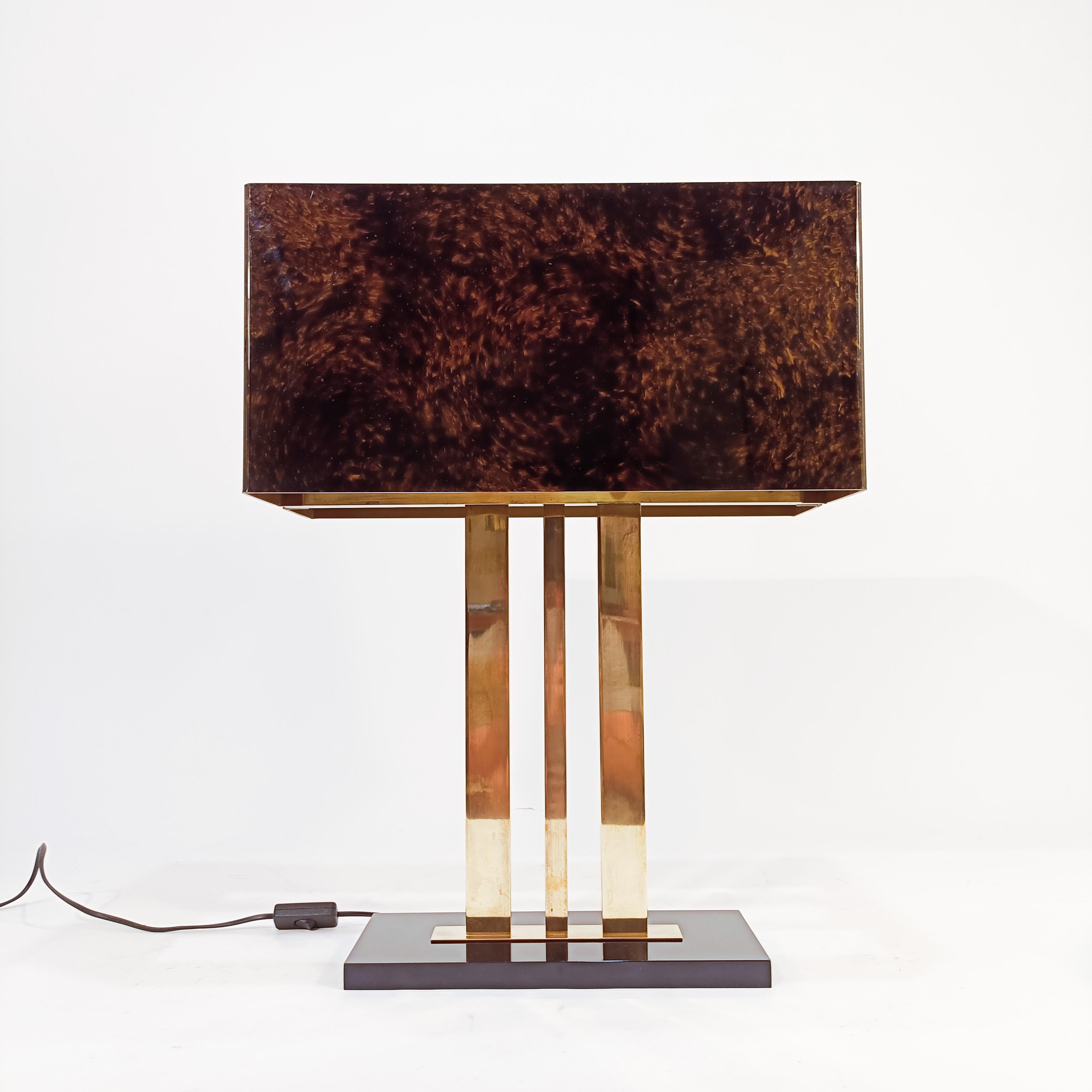 Large Italian table lamp in the style of Romeo Rega, 1970s. Black and brass lacquered wooden base, on which stands the golden brass structure that holds the lampshade formed by two acrylic or methacrylate diffusers imitating tortoiseshell. Hollywood