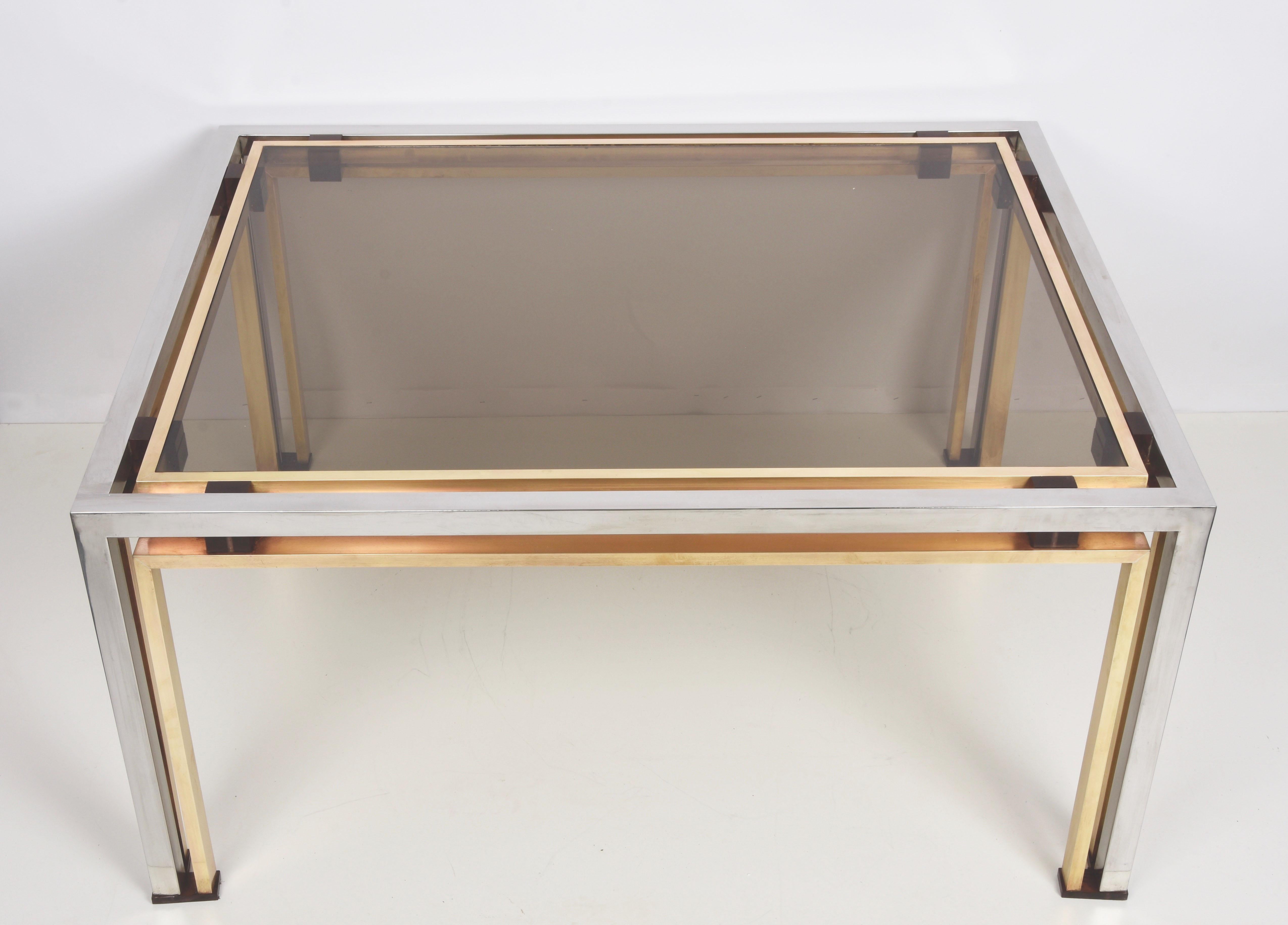 Mid-Century Modern Table basse italienne Romeo Rega en laiton et verre chromé fumé Lucite des années 1970 en vente